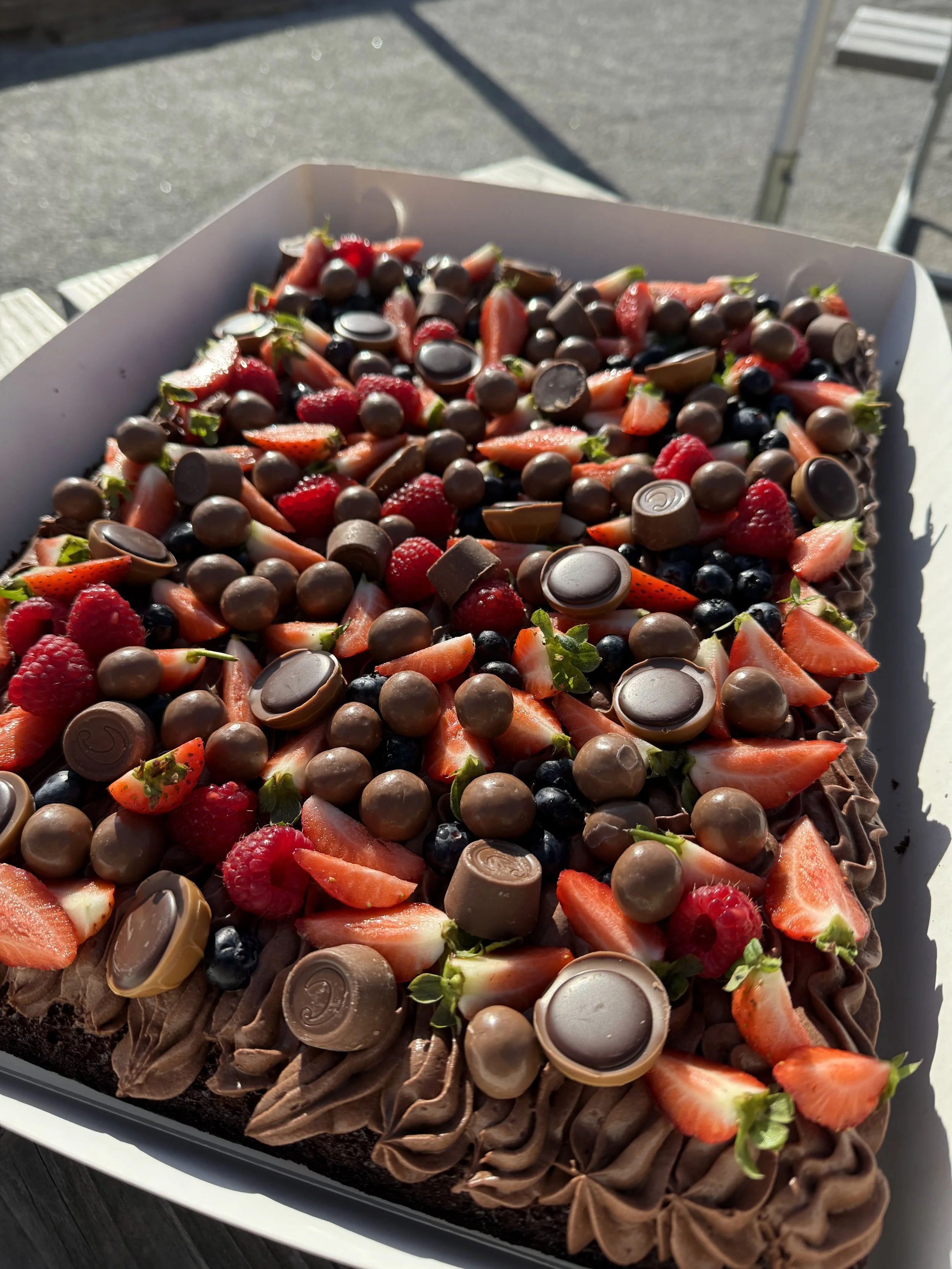 Svampet chokoladekage med friske bær