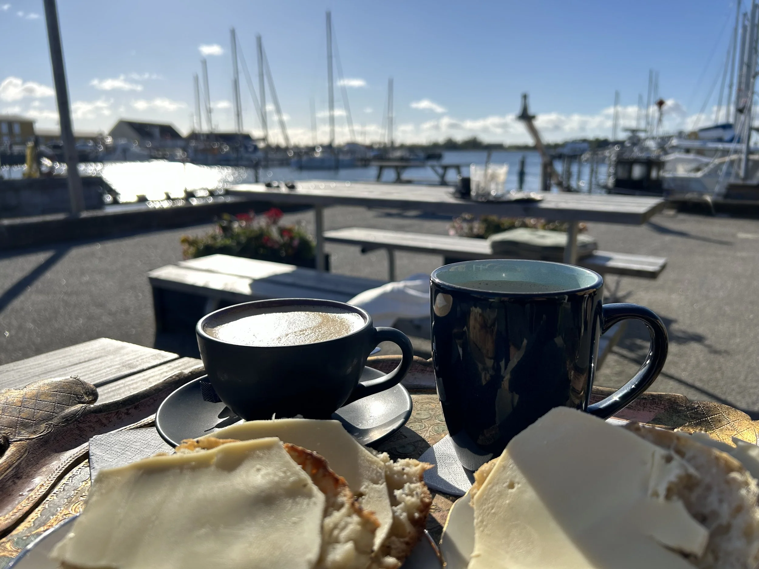 Kaffe og hjemmebagt bolle - perfekt til en pause