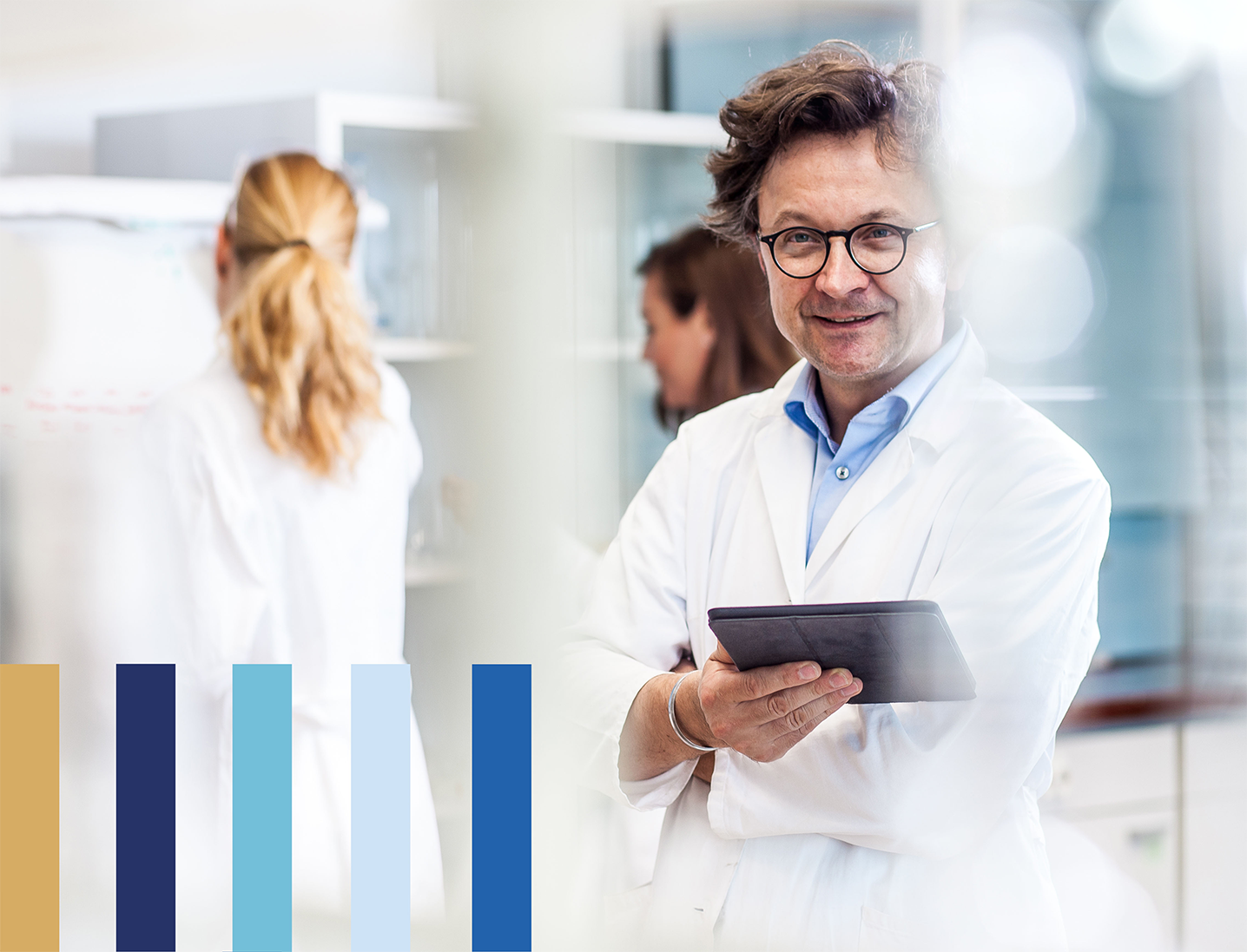 Mann som holder et nettbrett og kvinne i bakgrunn