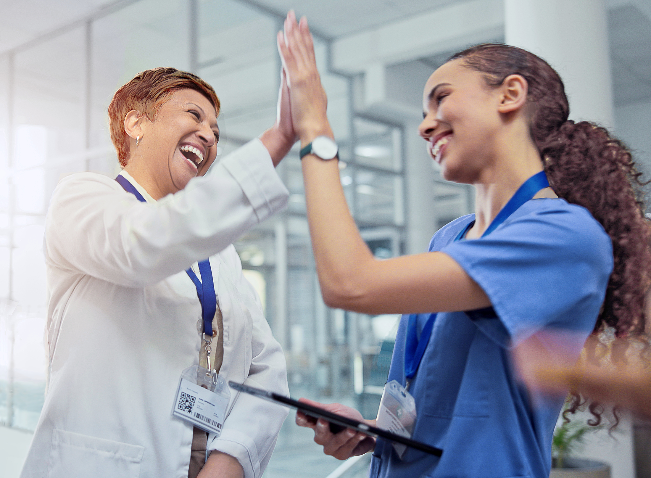 To kvinner som holder hendene sammen