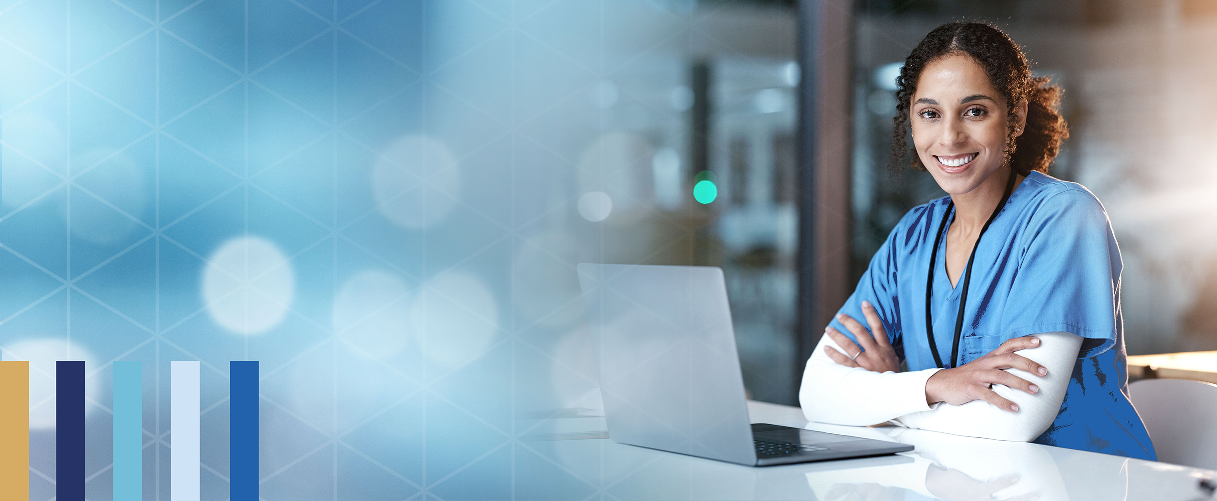 Kvinne som ser mot kamera og smiler