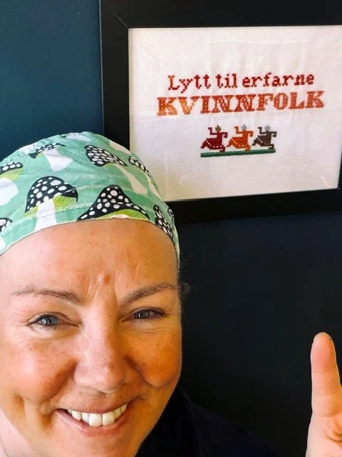 Kvinne peker på skilt