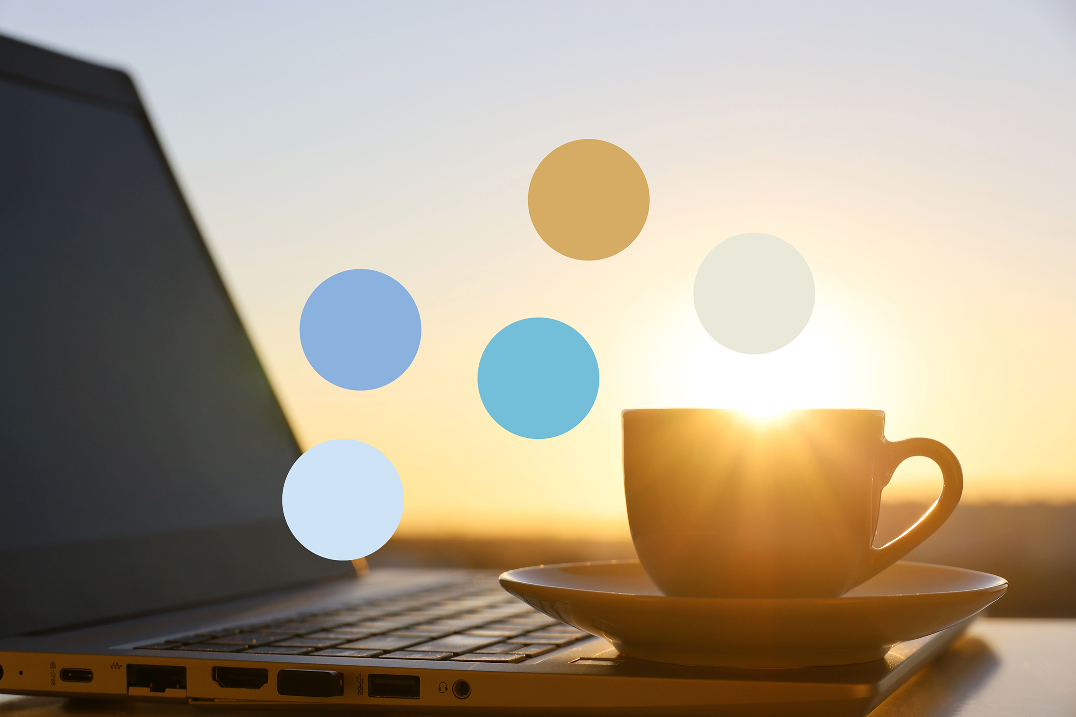 Kopp og PC ut i kveldssol