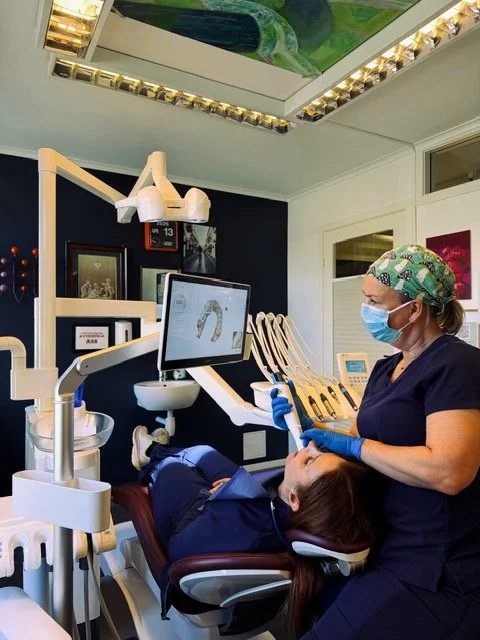 Tanngarden tannlege ser på skjerm