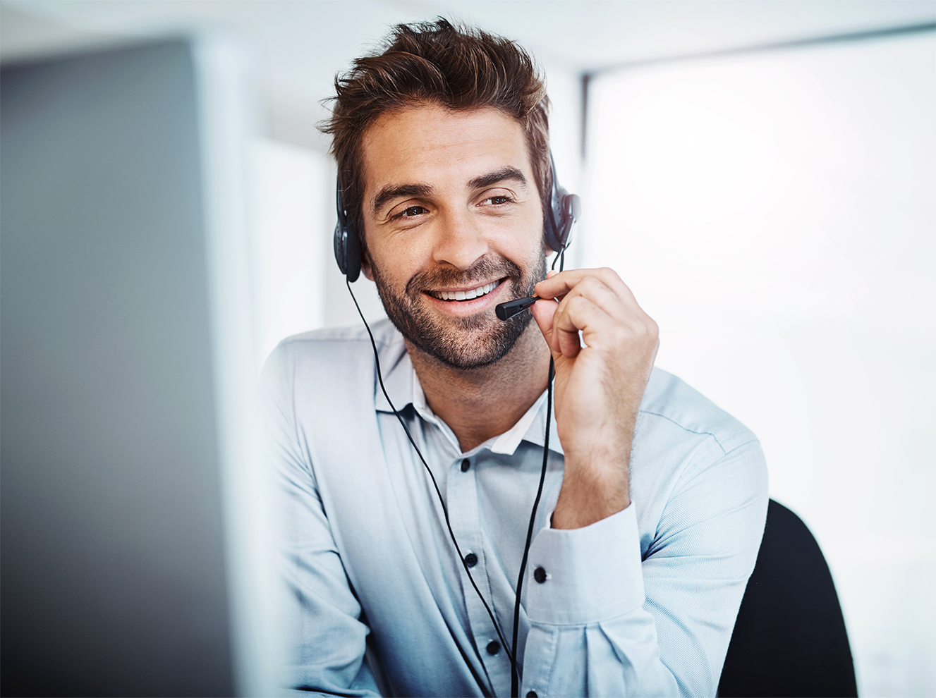 Mann som snakker i telefon