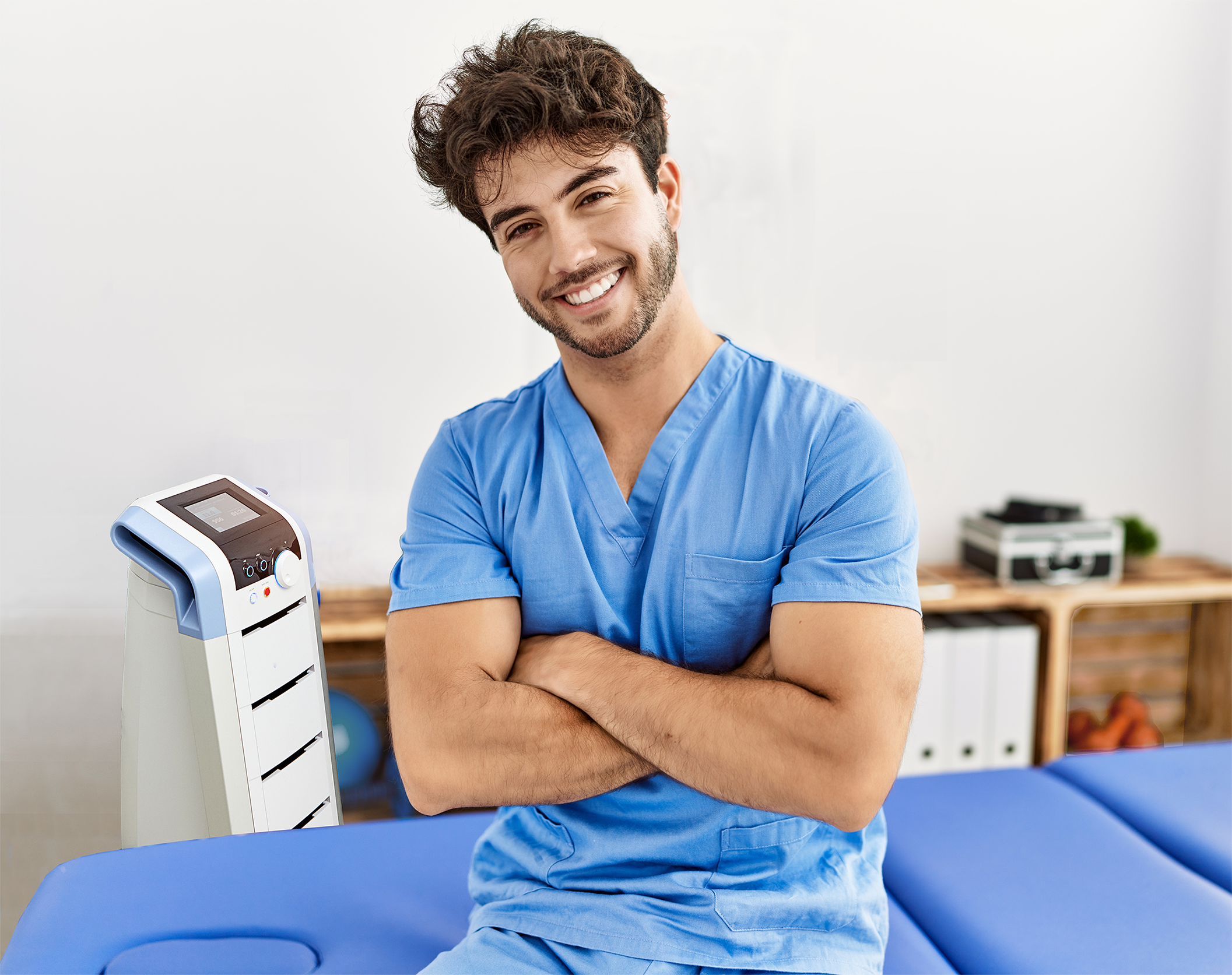 Mann som smiler og holder armene i kors