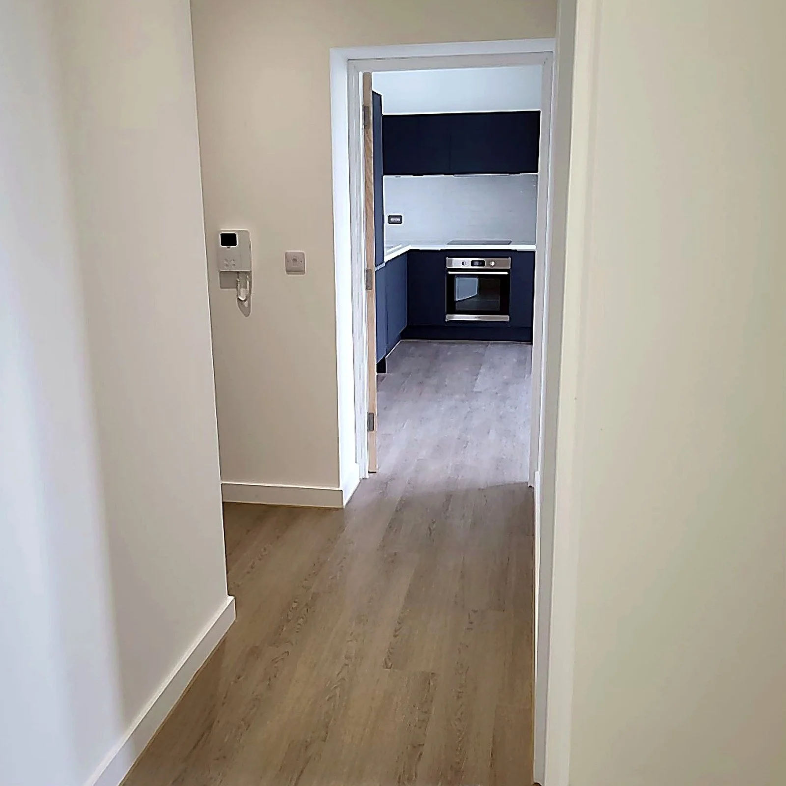 Ashwood_hallway_to_kitchen.jpg