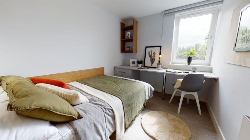 IQ Leeds - iQ-Student-Accommodation-Leeds-Bedrooms-Silver_En_Suite(6).jpg