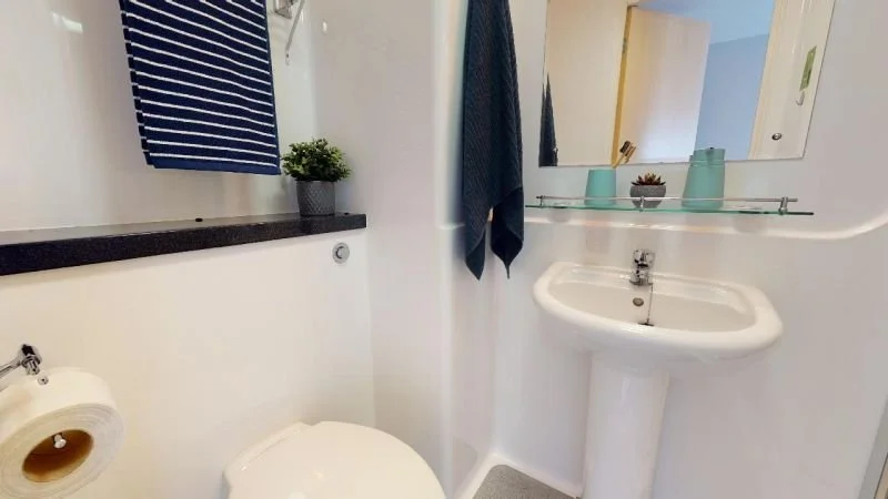 IQ Leeds - iQ-Student-Accommodation-Leeds-Bedrooms-Silver_En_Suite.jpg