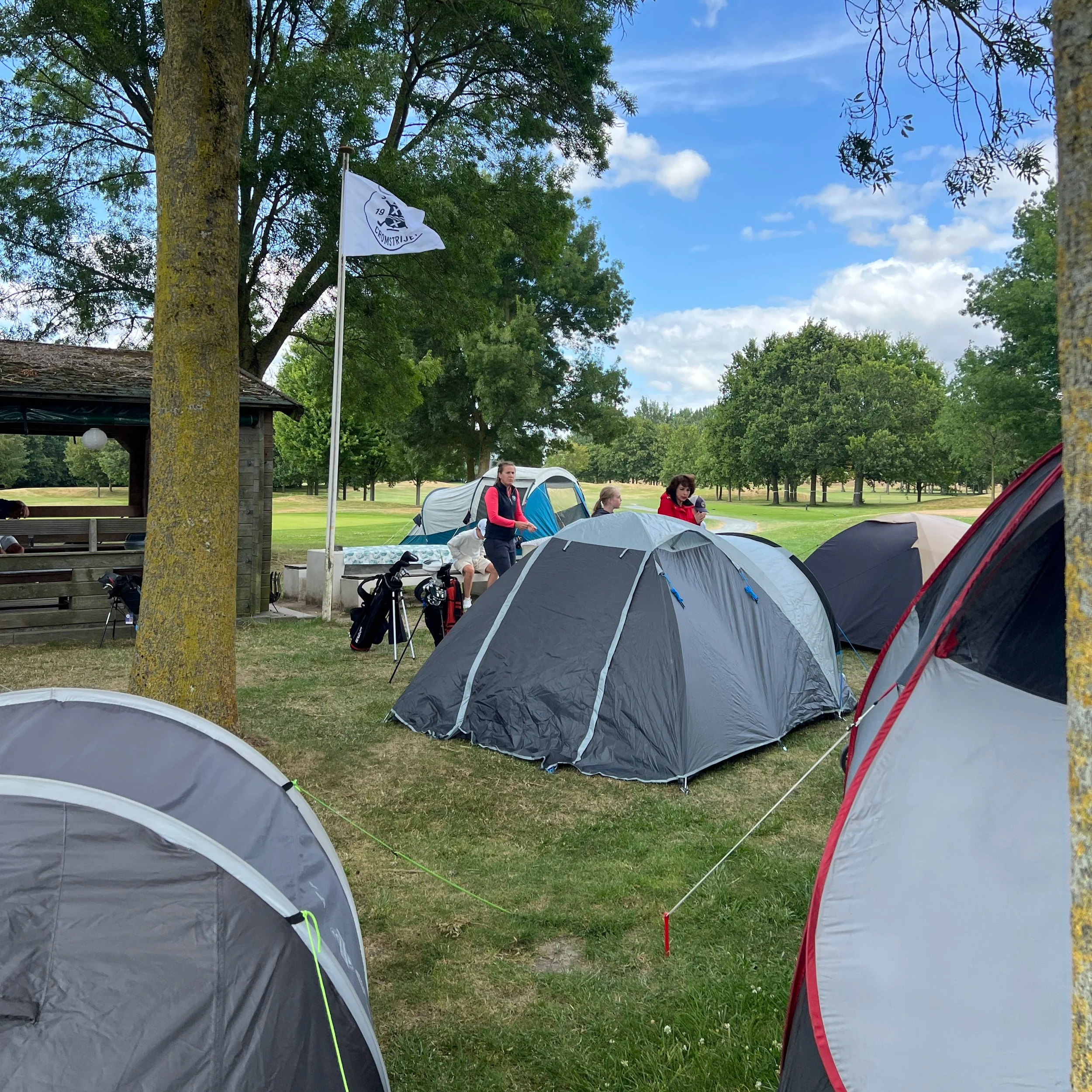 Jeugdkamp Cromstrijen slaat kampement op, op onze eigen baan!
