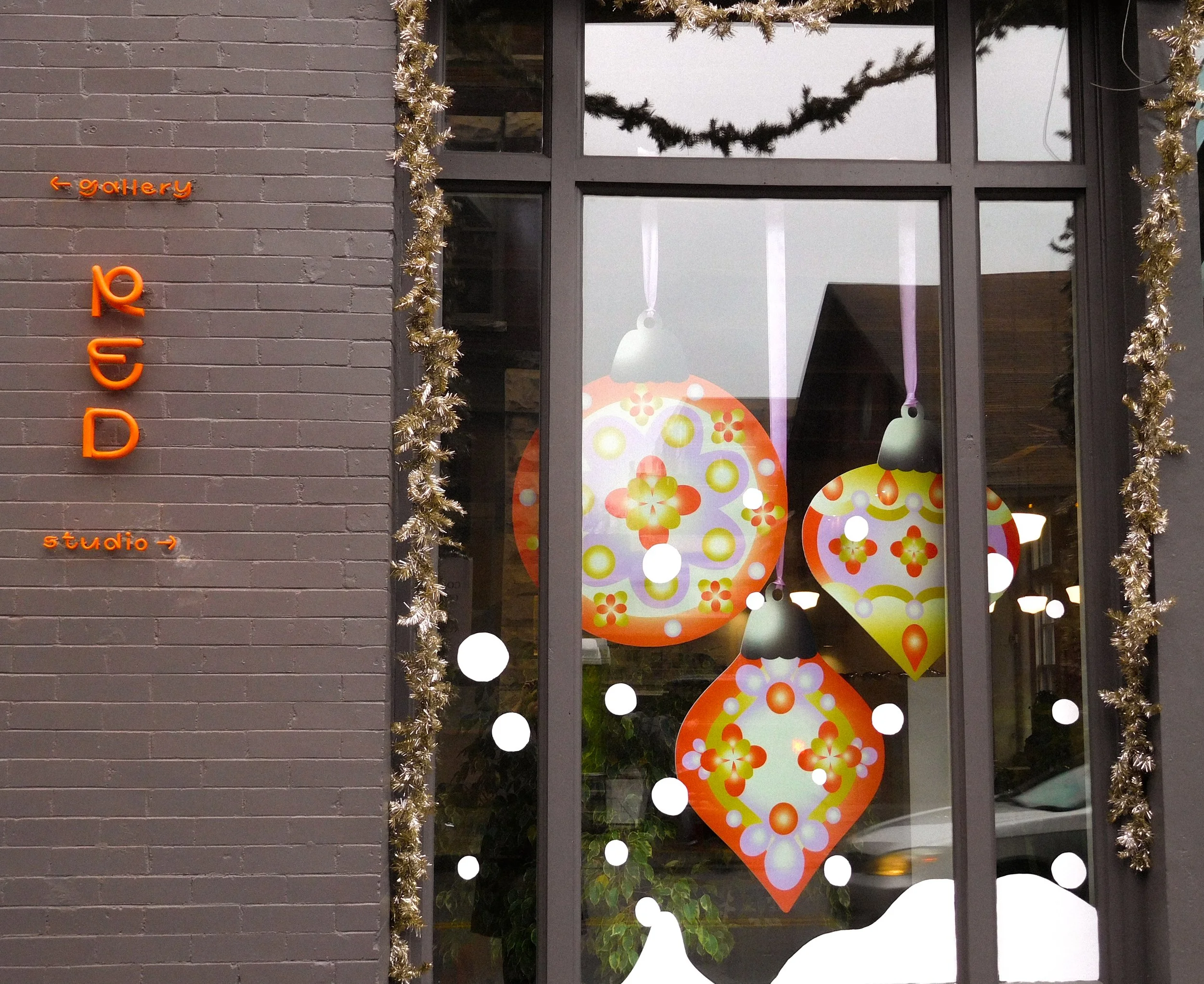 HOLIDAY WINDOW DISPLAY