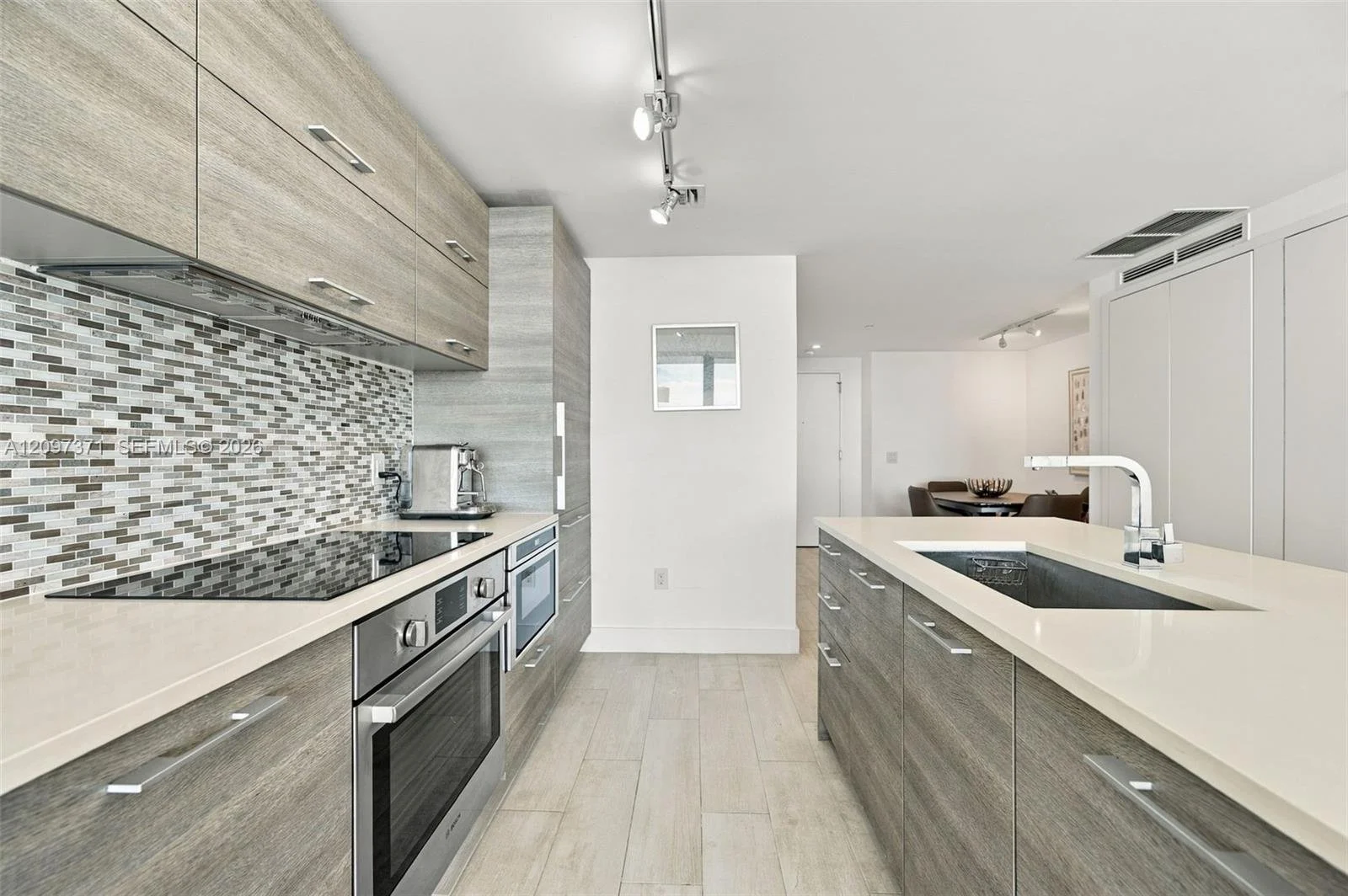 Paraiso-bay-condo-kitchen-3.jpeg