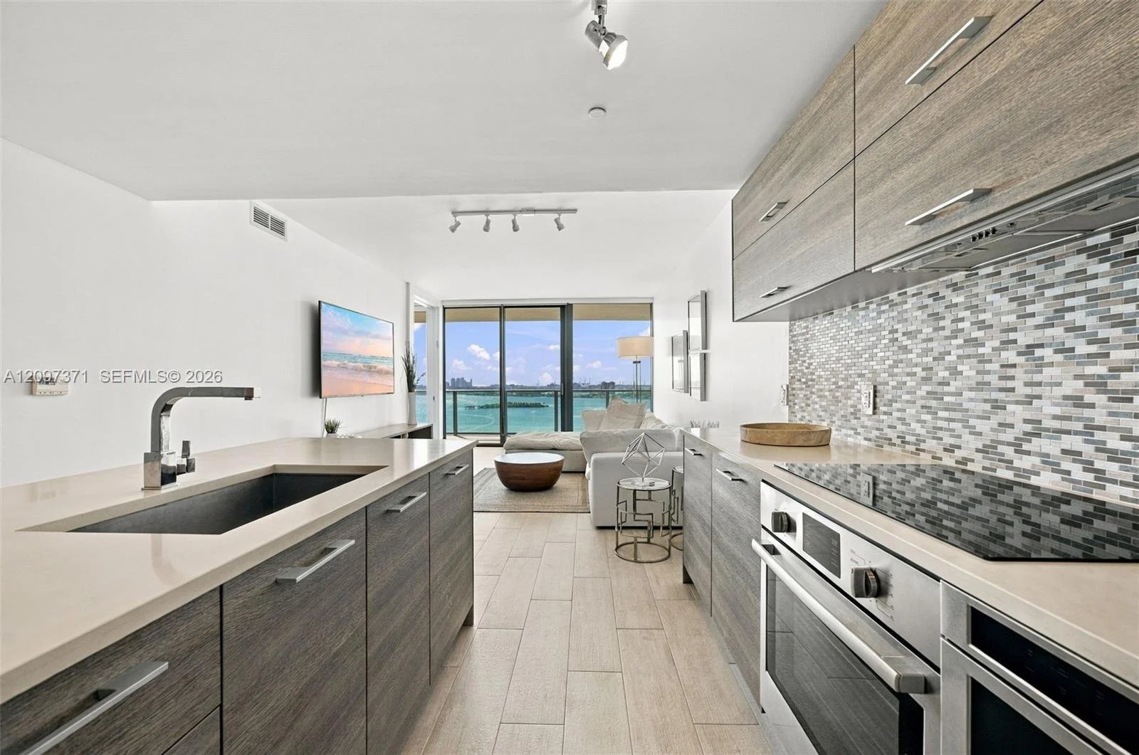 Paraiso-bay-condo-kitchen-4.jpeg