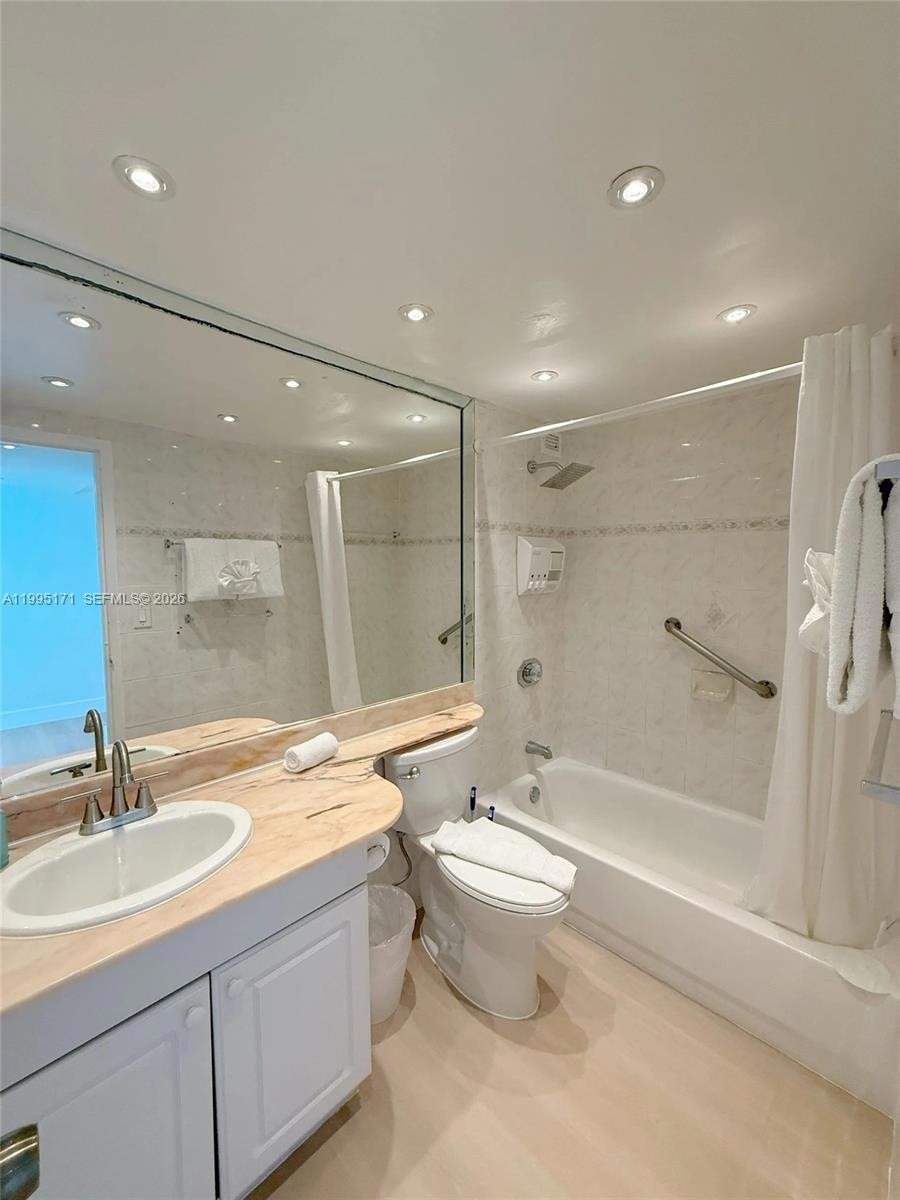 castle-beach-club-condo-miami-beach-fl-unit-635-5.jpg