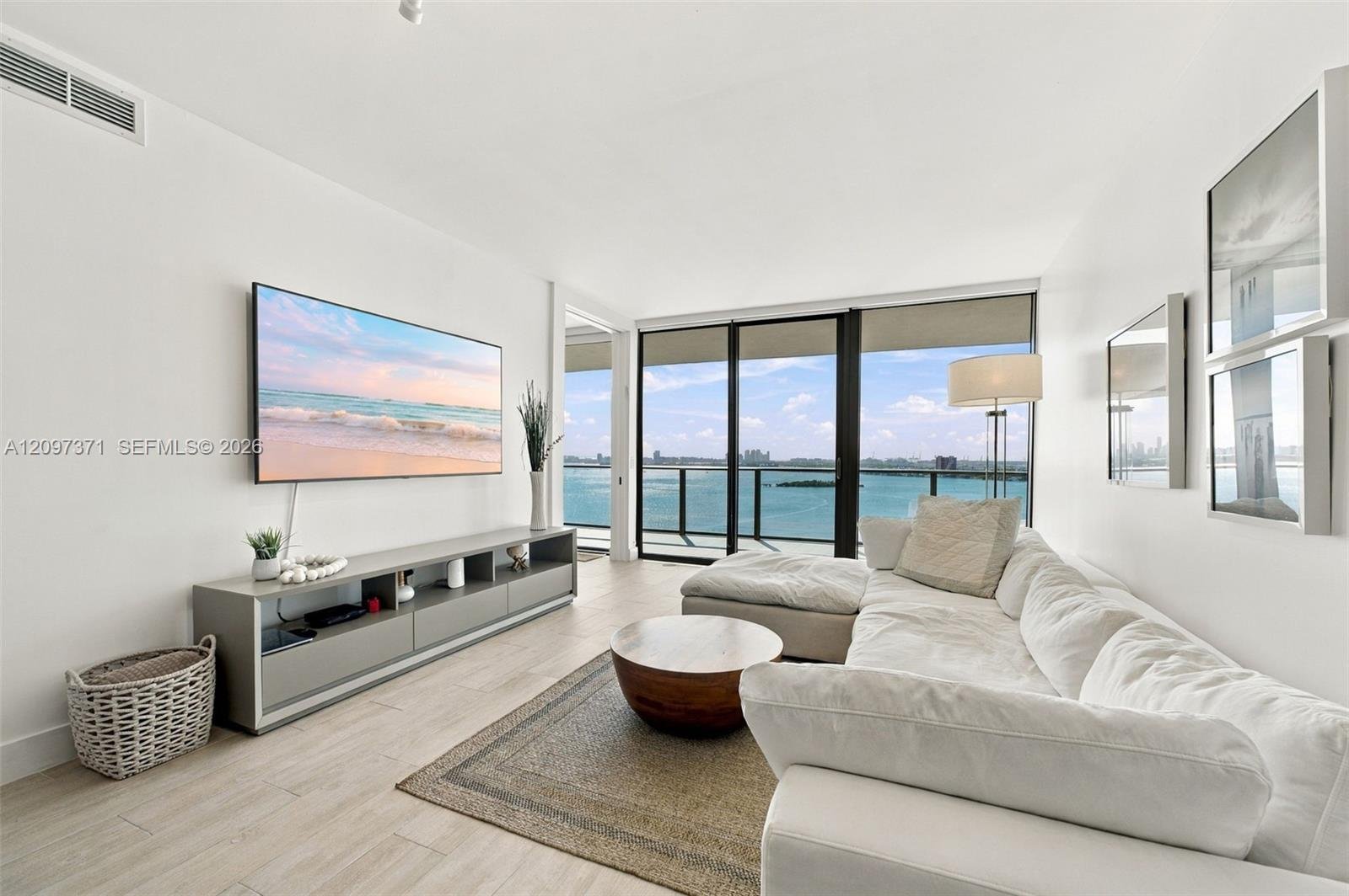 Paraiso-bay-condo-living.jpeg