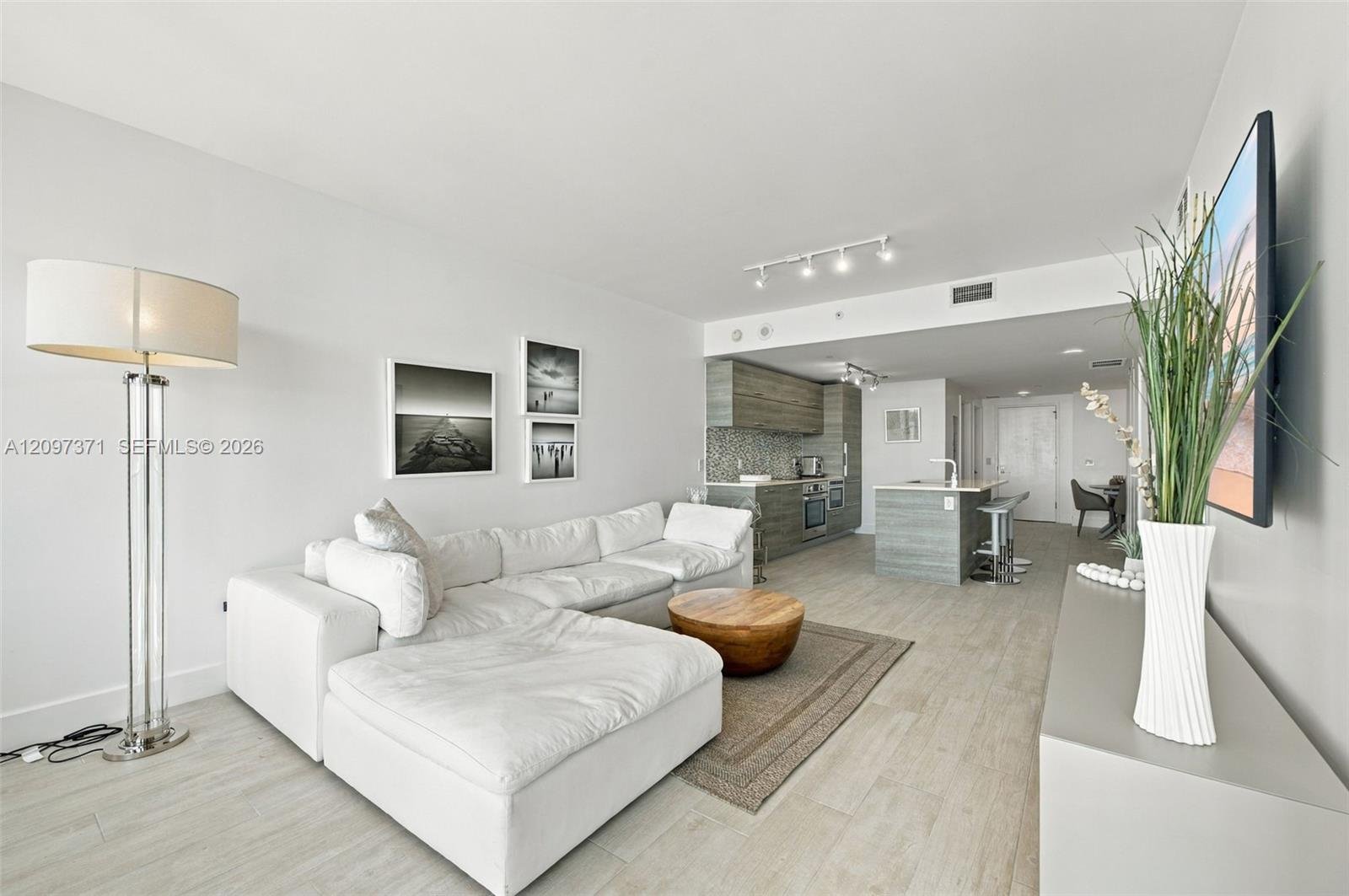 Paraiso-bay-condo-living-3.jpeg