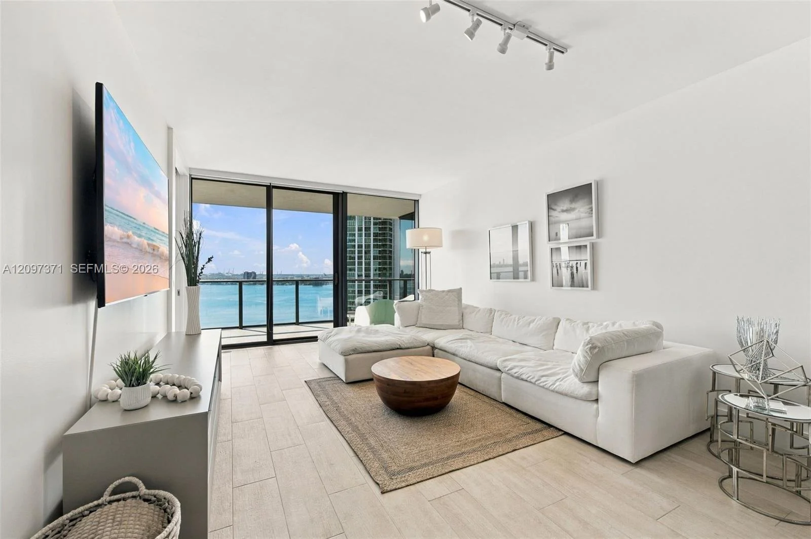Paraiso-bay-condo-living-2.jpeg
