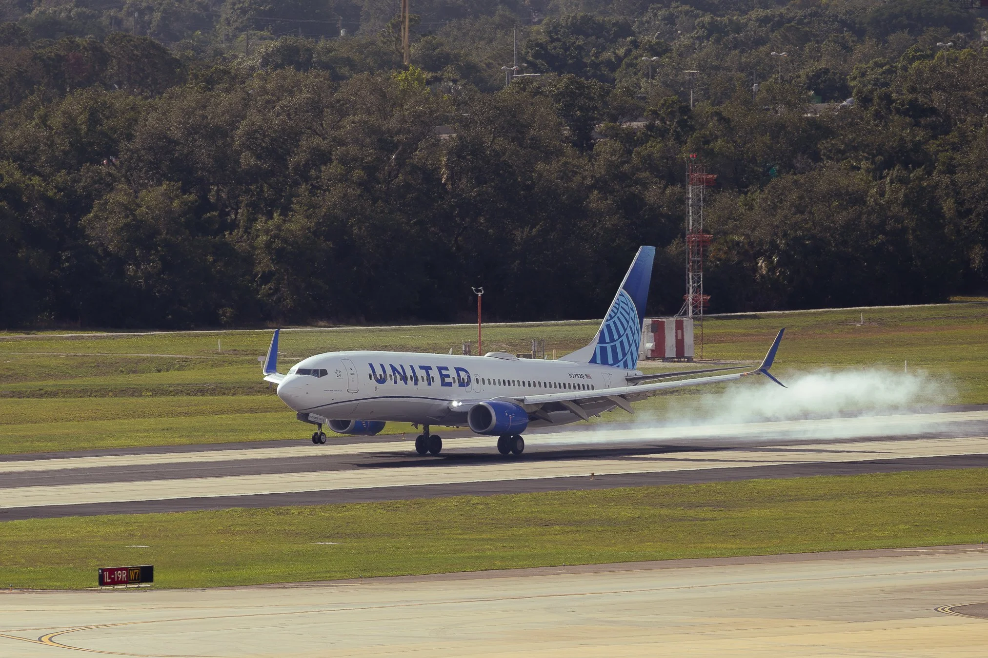 United Airlines Boeing 737-800 from Houston (KIAH) landing on runway 18R at KTPA