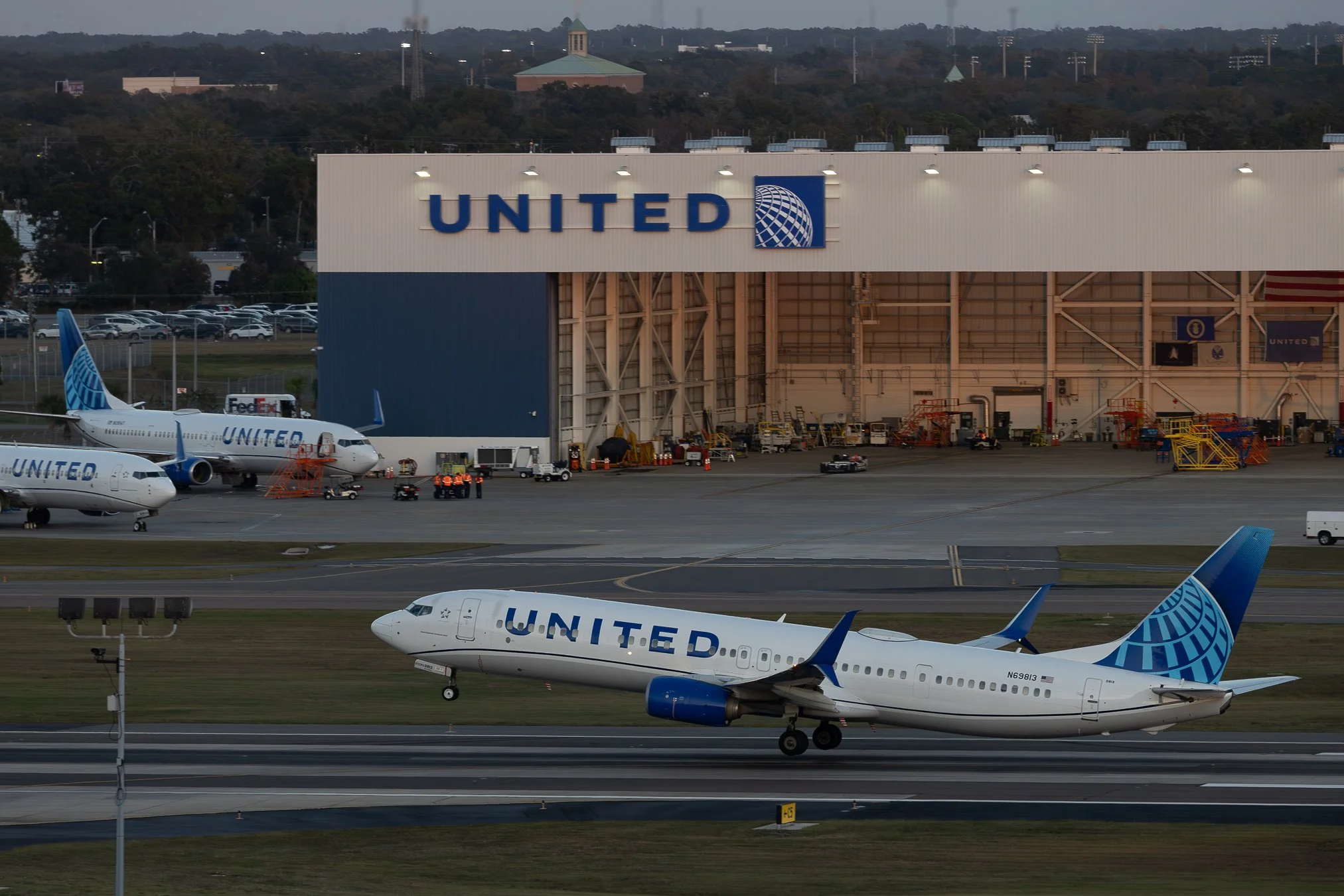United Airlines Boeing 737-900ER departing KTPA  runway 01R