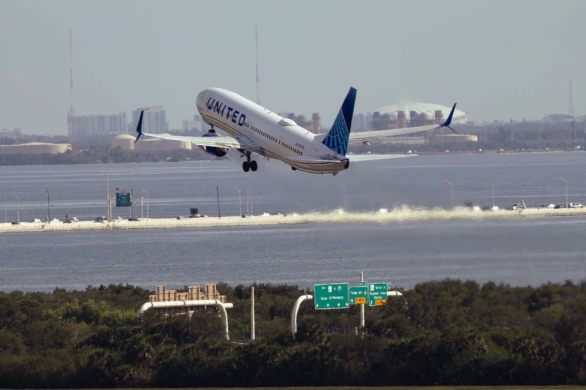 United Airlines Boeing 737-900ER departing runway 18R at KTPA