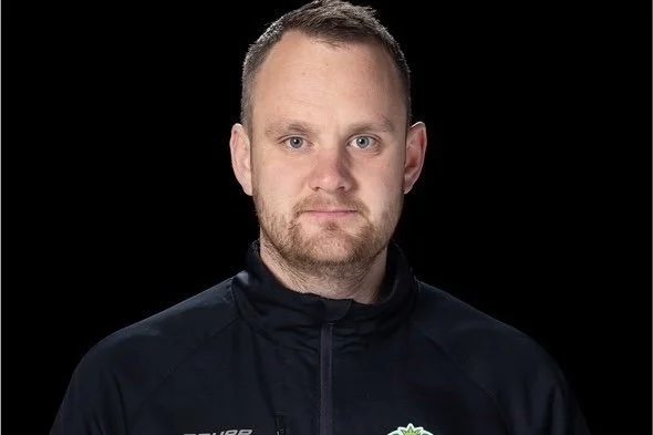 Emil Walldén blir trener på hockeycampen