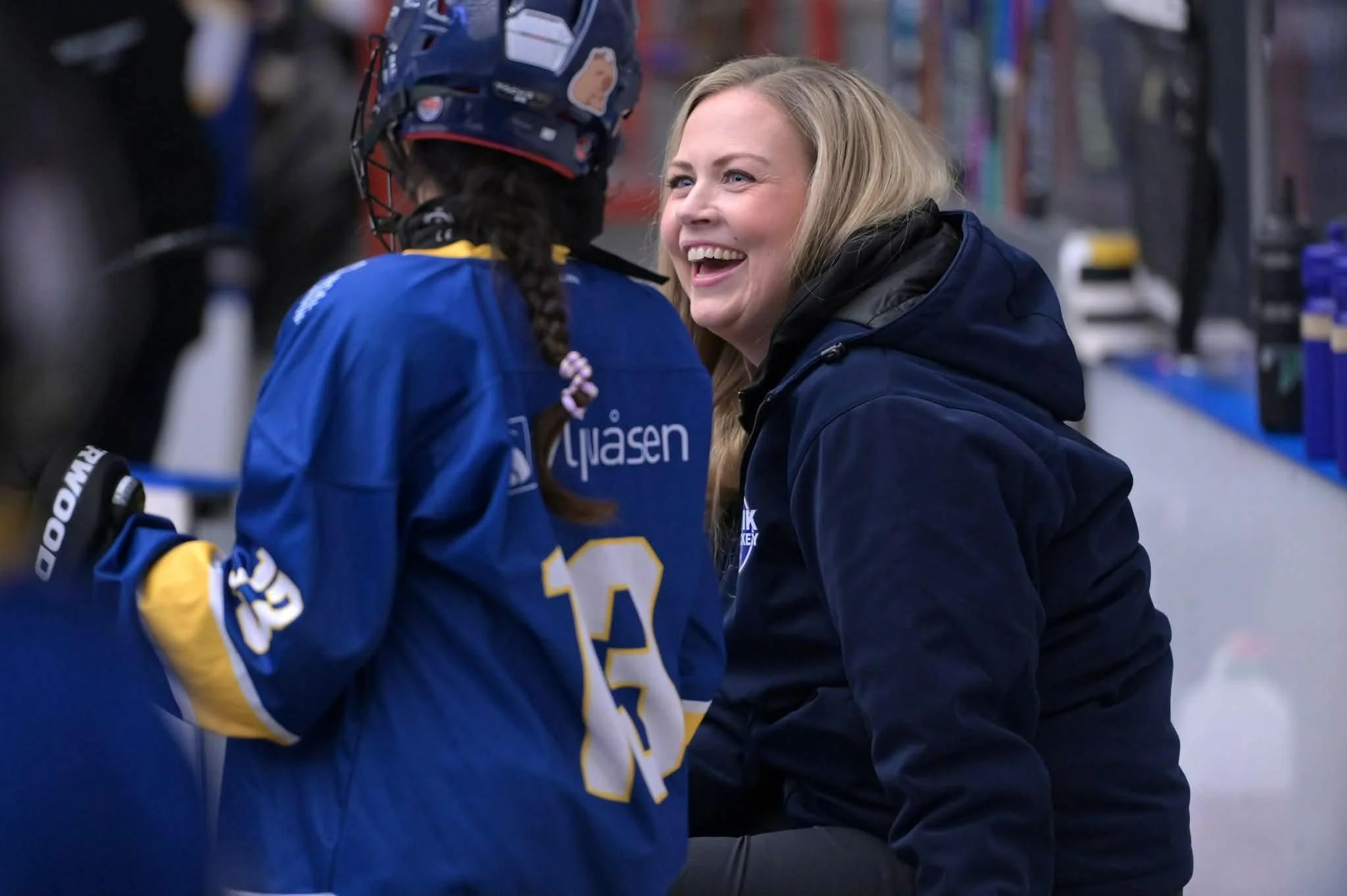 Ida er med på hockeycampen