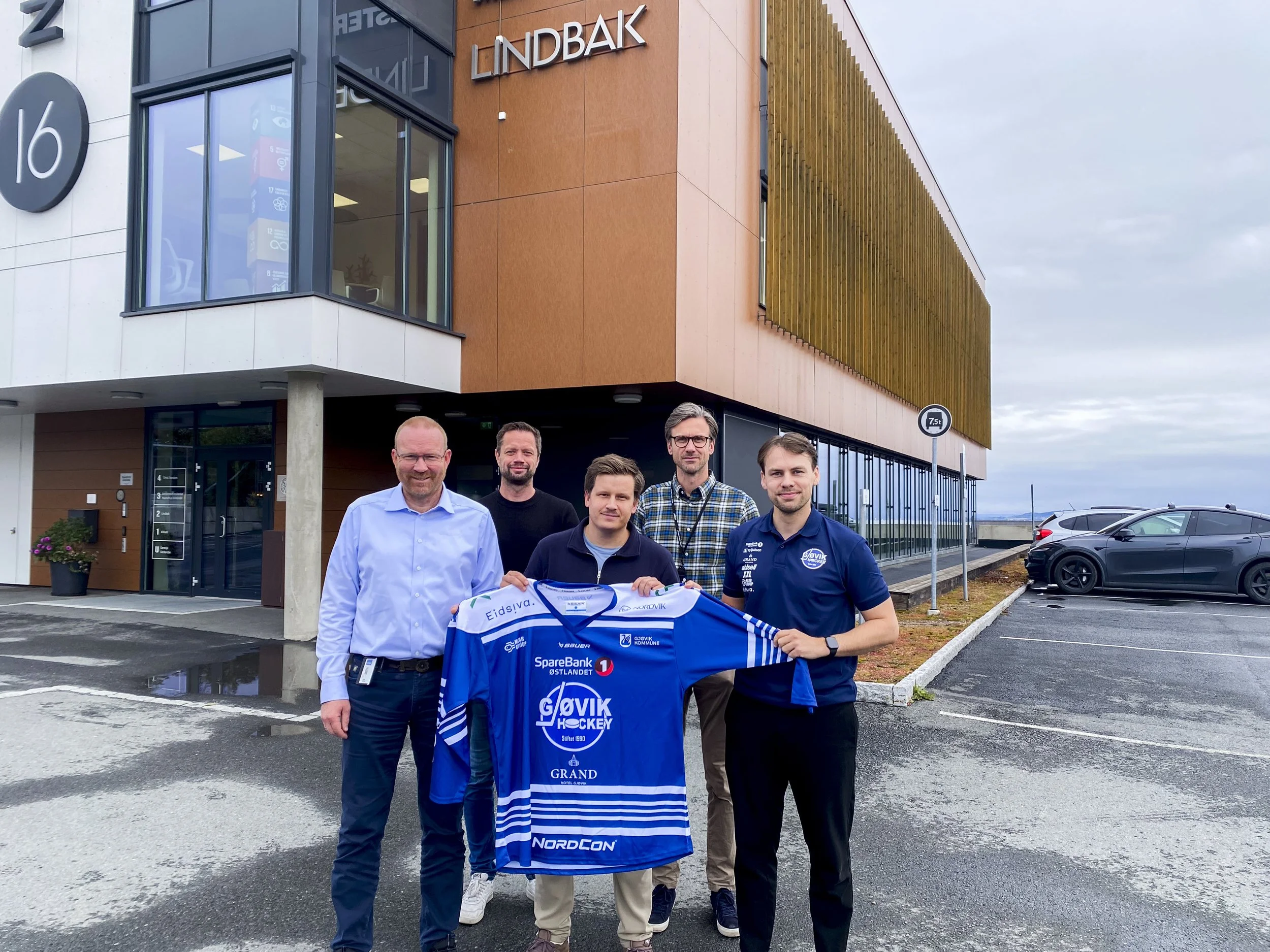 Lindbak er med videre