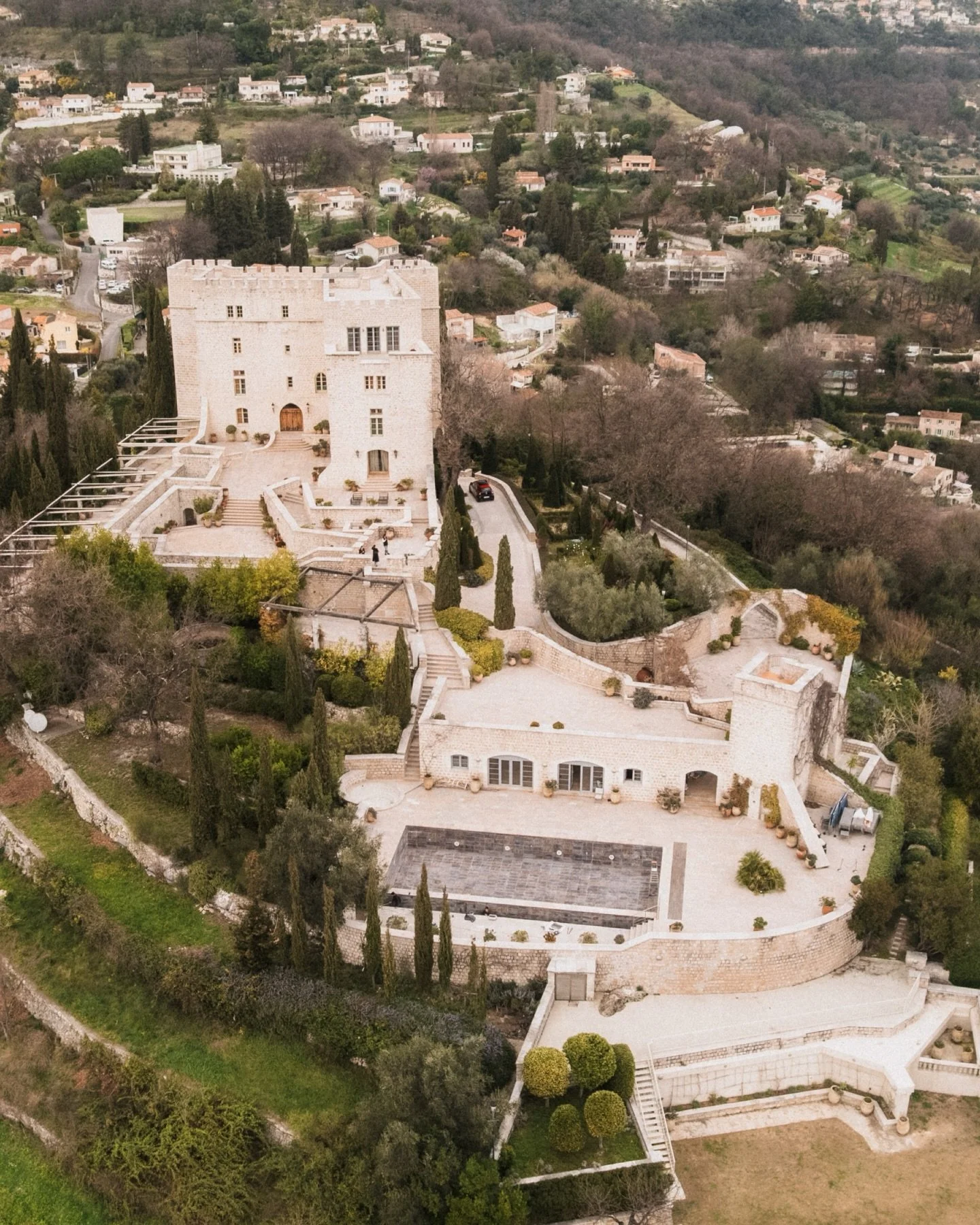 Perched on the heights of Saint-Jeannet, Ch&acirc;teau Saint-Jeannet offers an intimate and charming setting to celebrate a wedding under the sun of the French Riviera. Between sunlit terraces, a Proven&ccedil;al garden, and a beautiful pool area, th