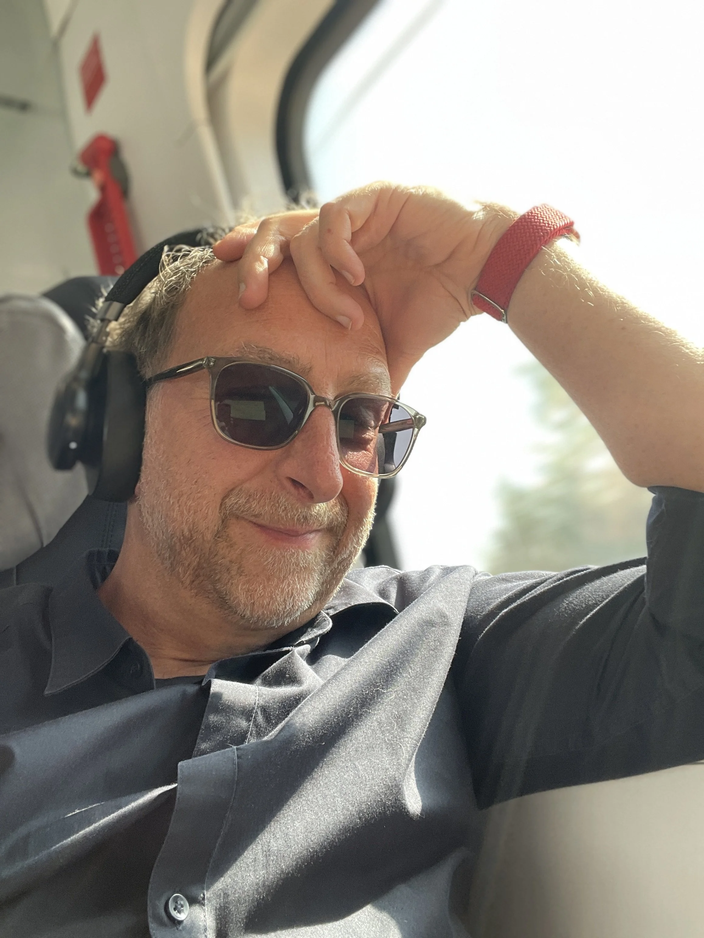 Der Inhaber des Verlages auf einer Reise im ICE.