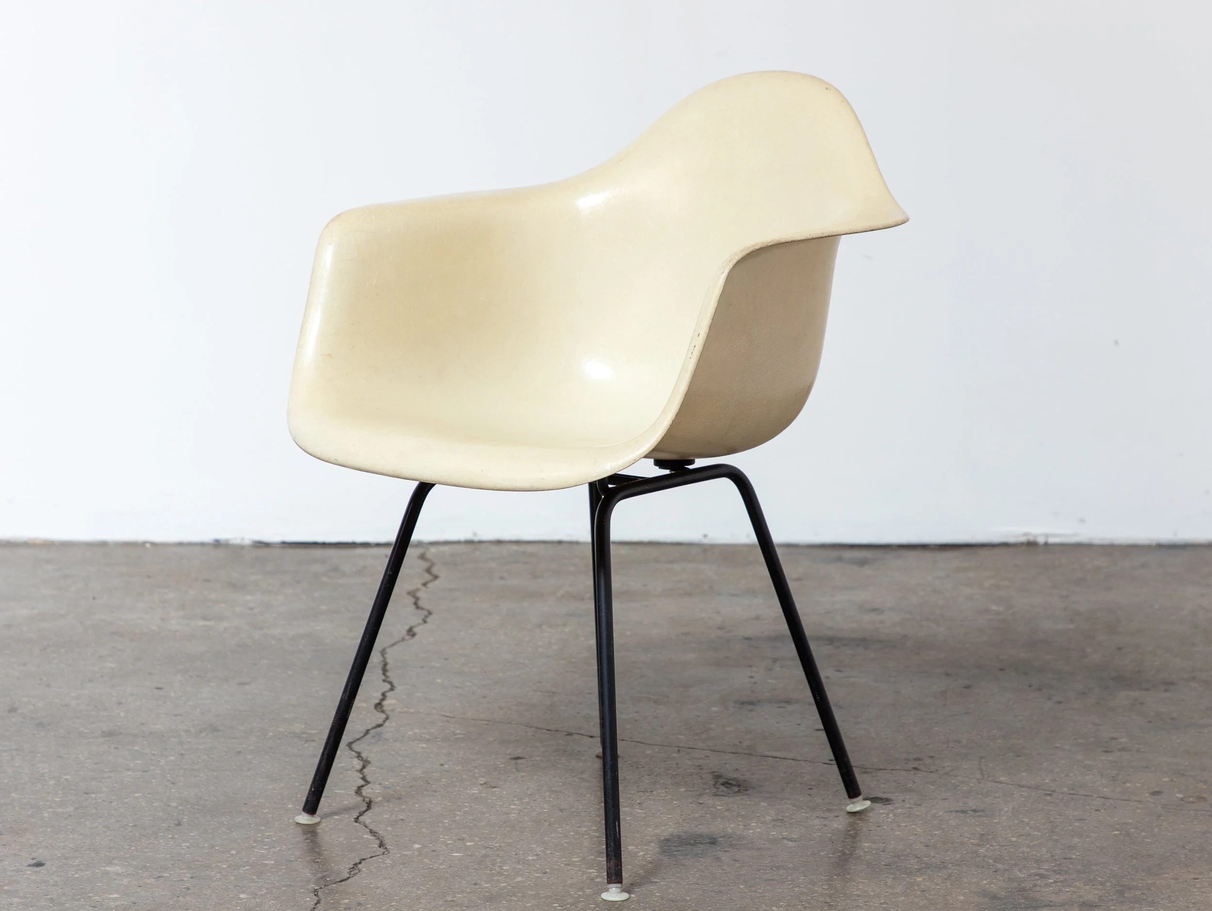 OAM_Eames_Herman_Miller_Parchment_Offwhite_Armchair_DAX-1.jpg