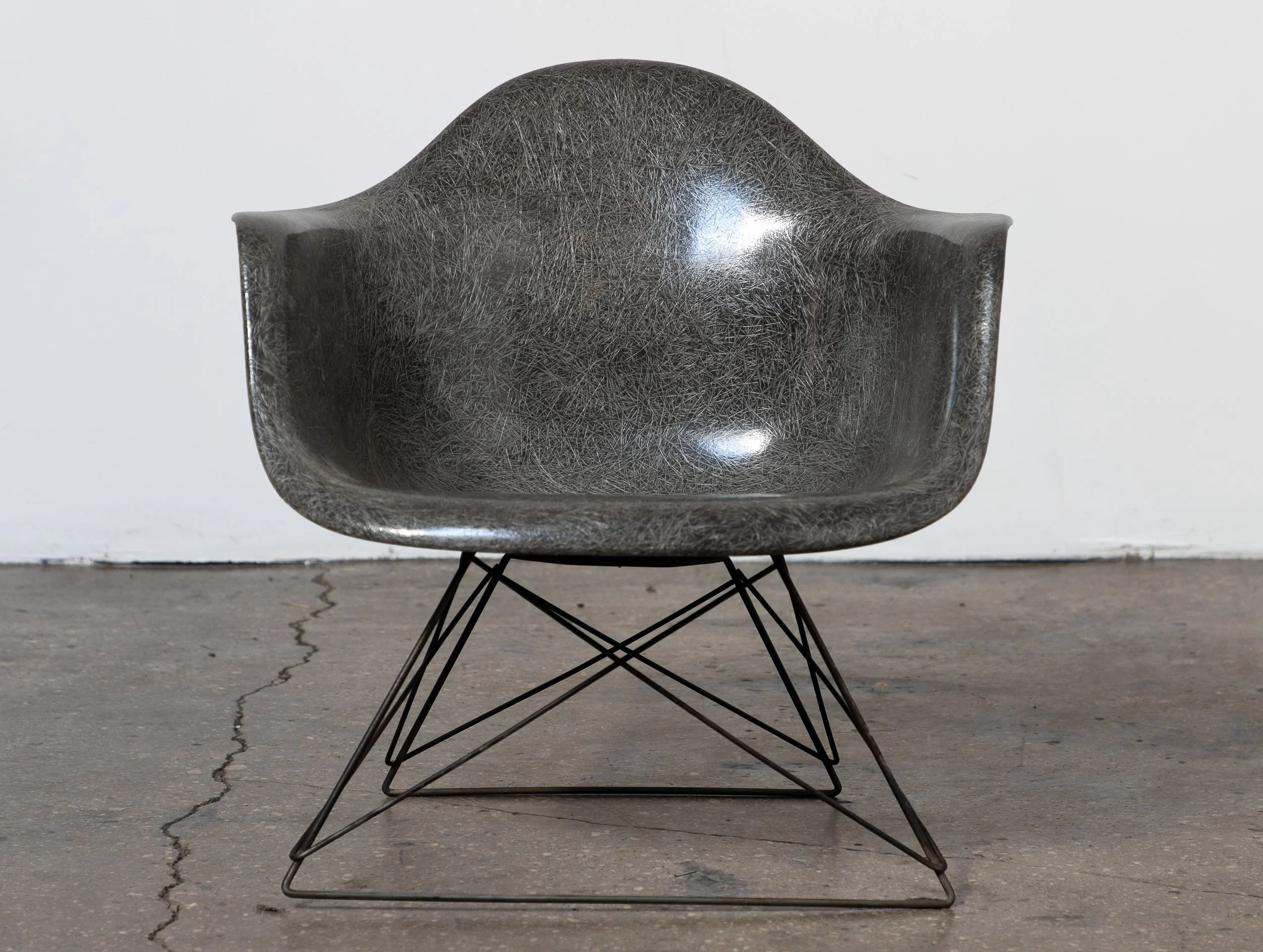 OAM_Eames_Shell_Elephant_Grey_on_Cats_Craddle_bASE-1.jpg