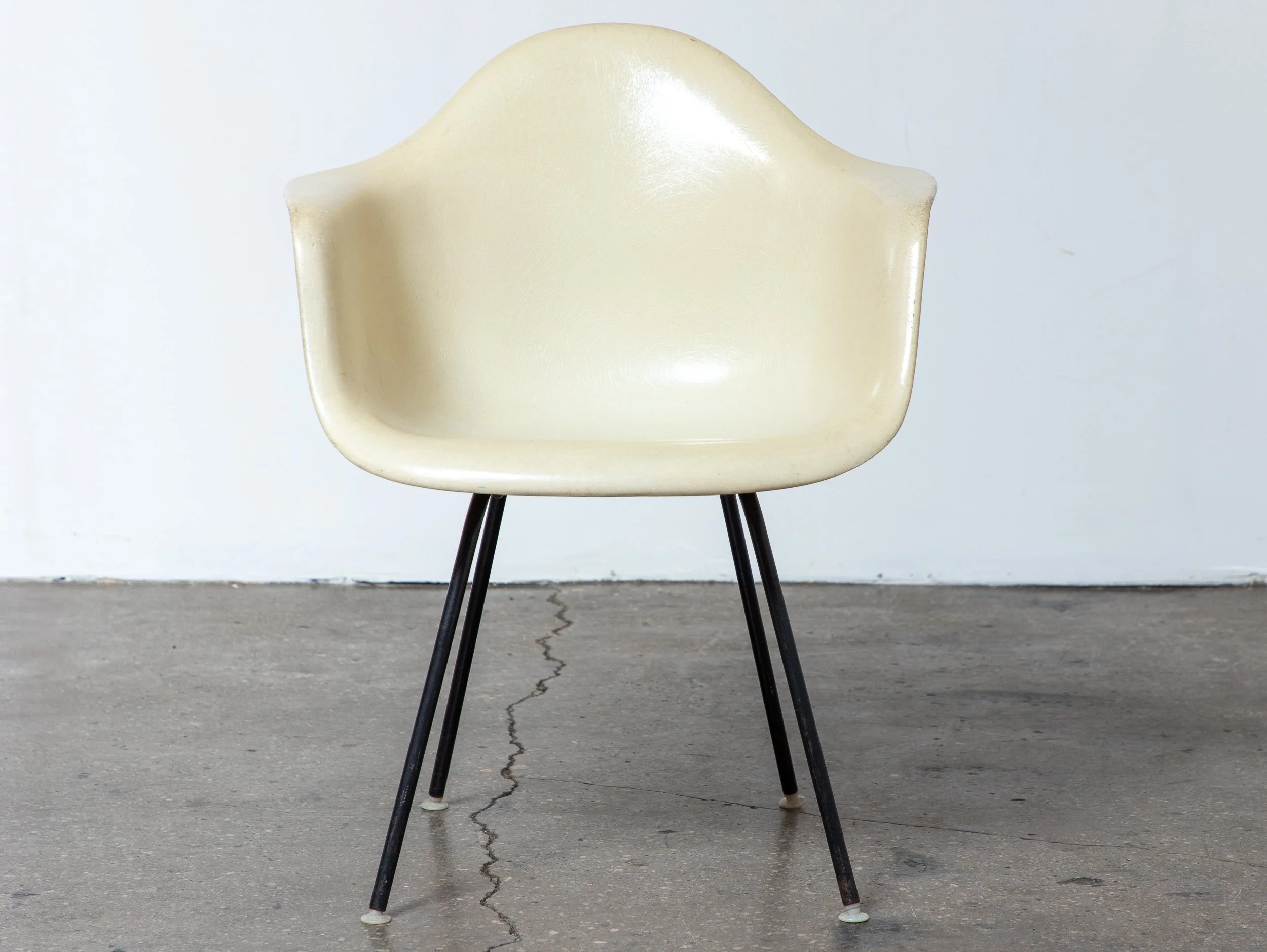 OAM_Eames_Herman_Miller_Parchment_Offwhite_Armchair_DAX-2.jpg