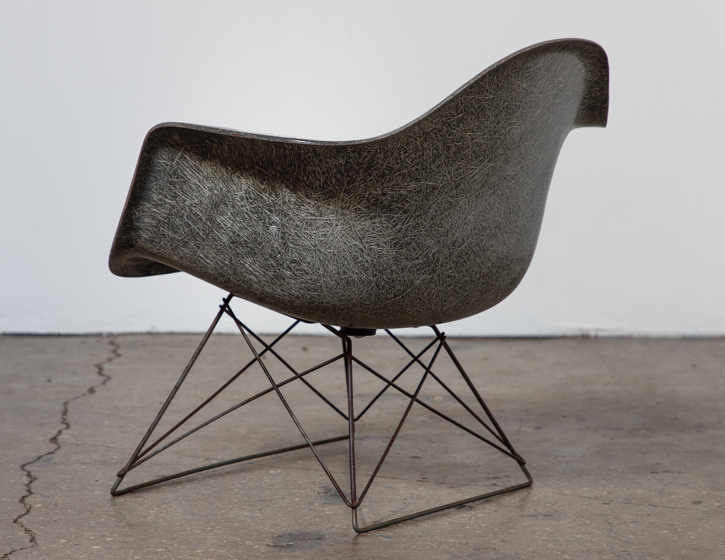 OAM_Eames_Shell_Elephant_Grey_on_Cats_Craddle_bASE-4.jpg