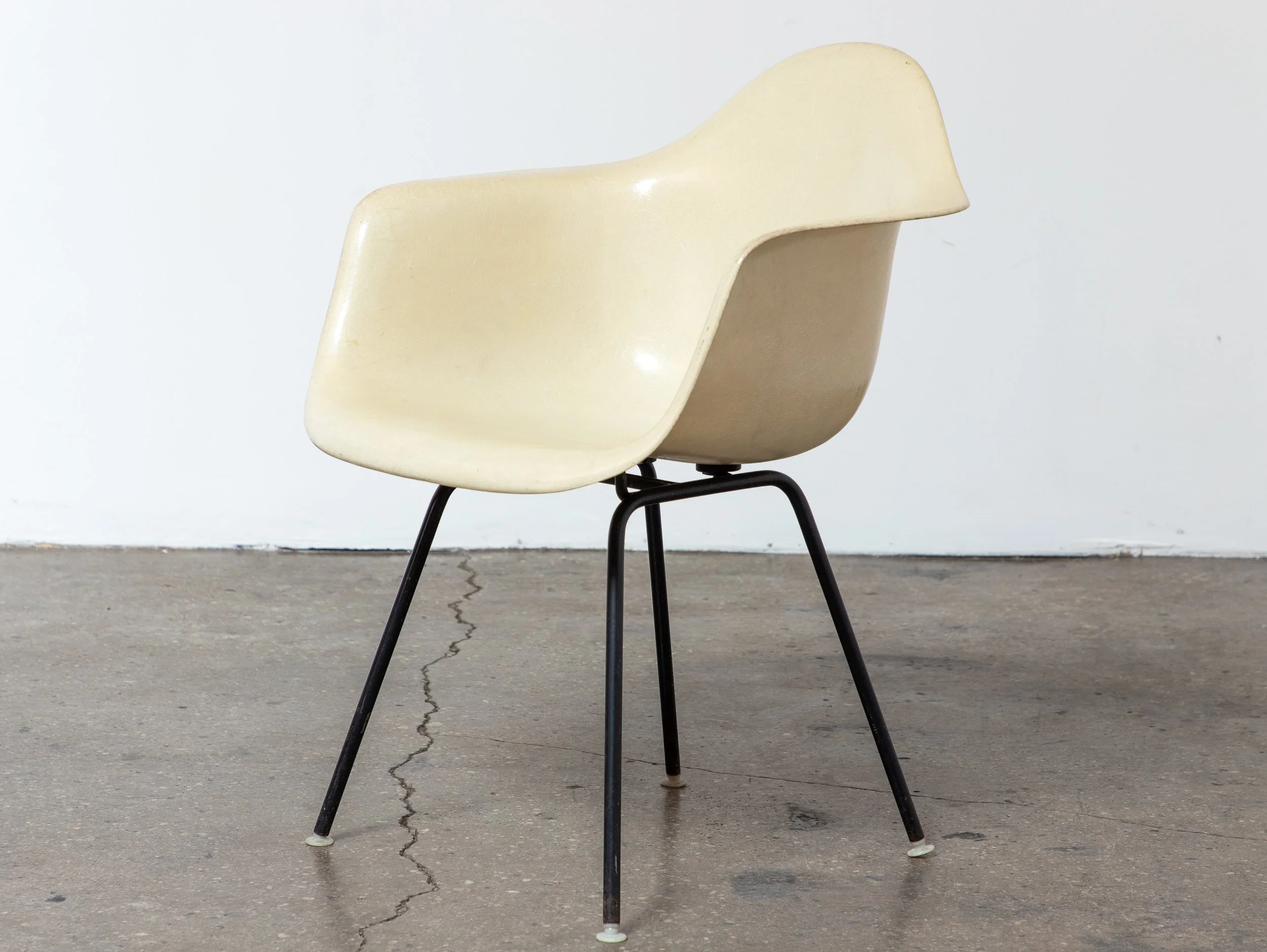 OAM_Eames_Herman_Miller_Parchment_Offwhite_Armchair_DAX-10.jpg