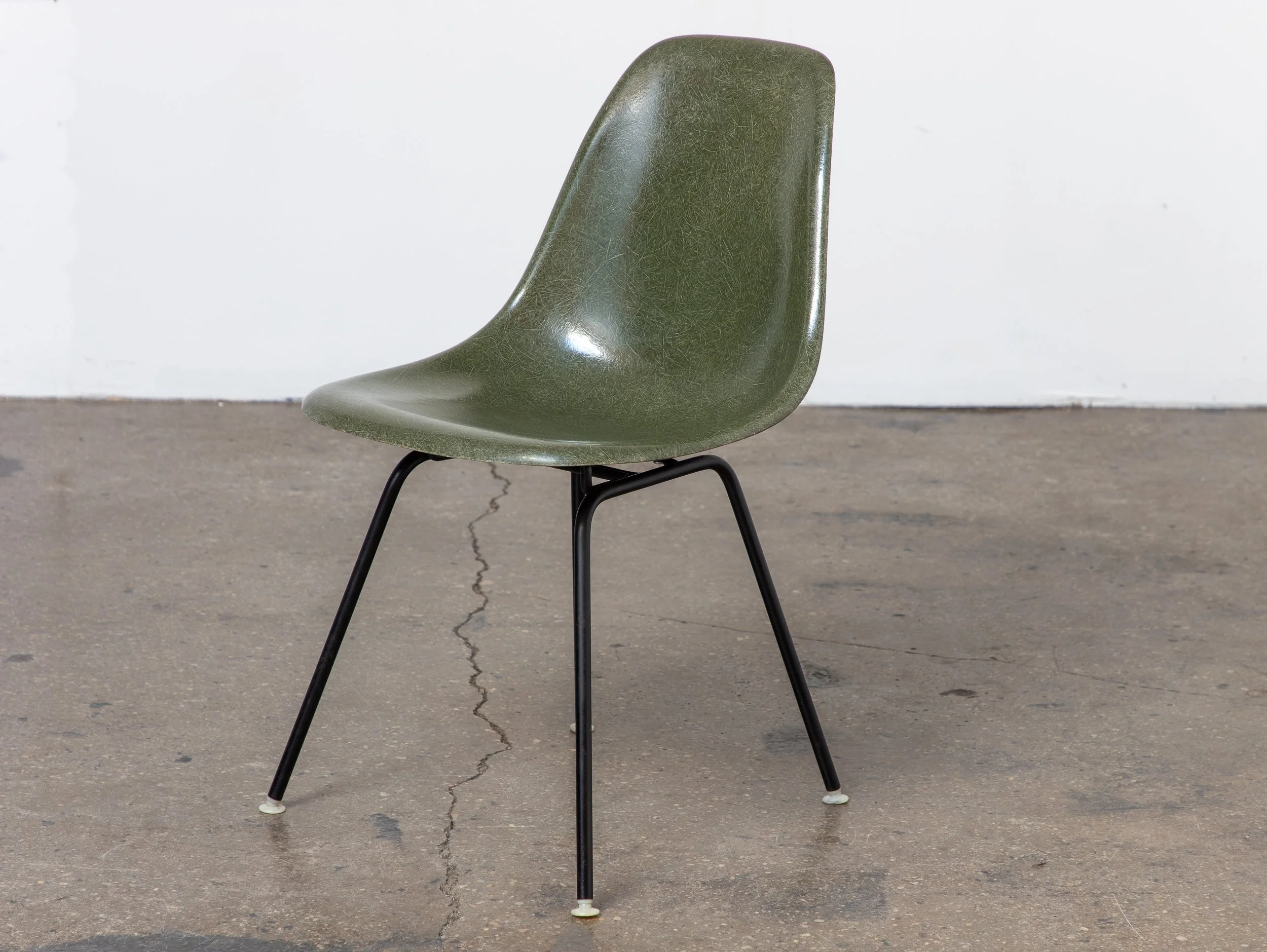 OAM_Olive_Green_Eames_Fiberglass_Shell_on_Black_Base-1.jpg
