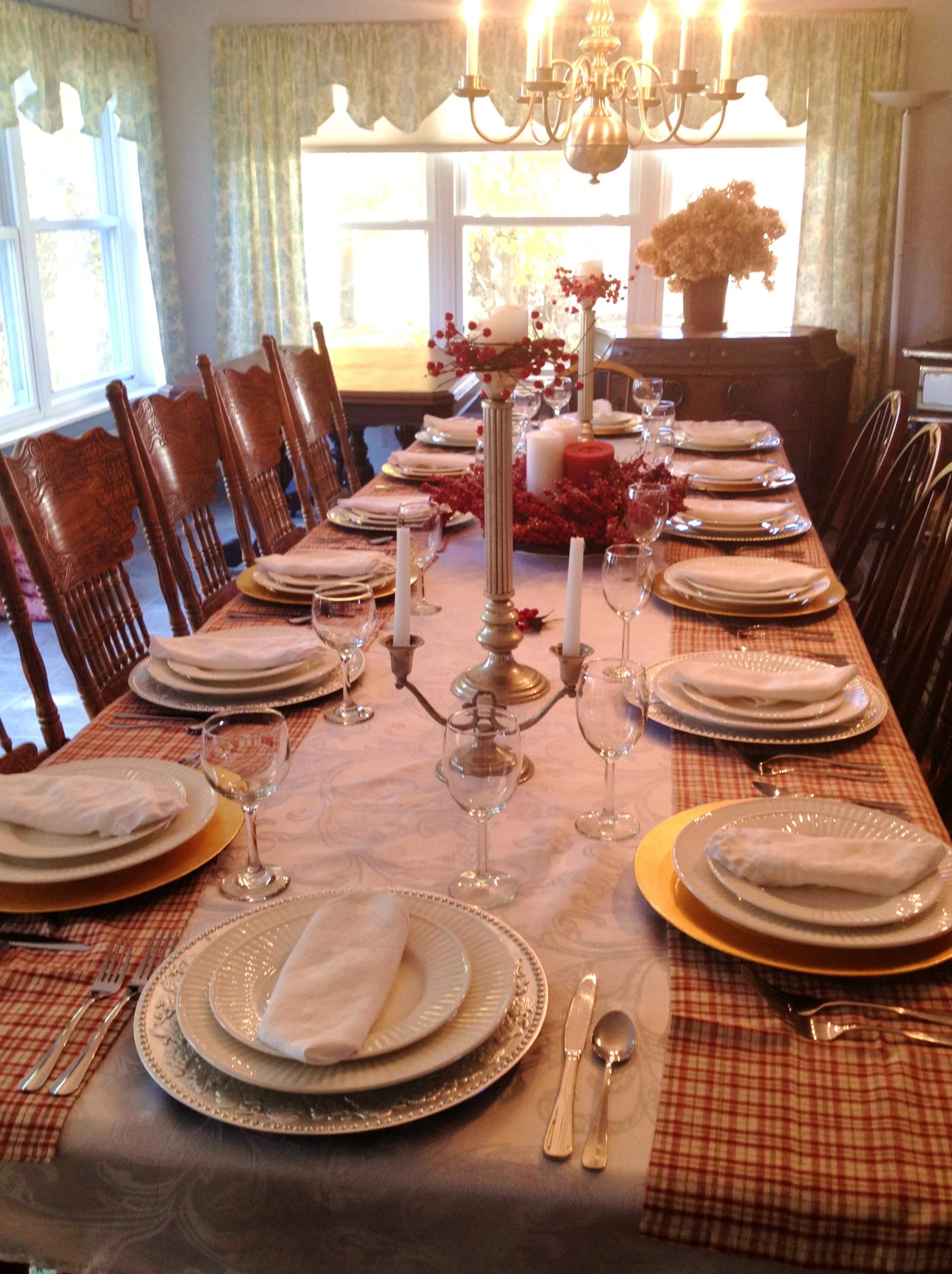 Elegant farmhouse dining table decorated with floral centerpieces for a wedding‑weekend gathering at Swiss & Bloom Farm.