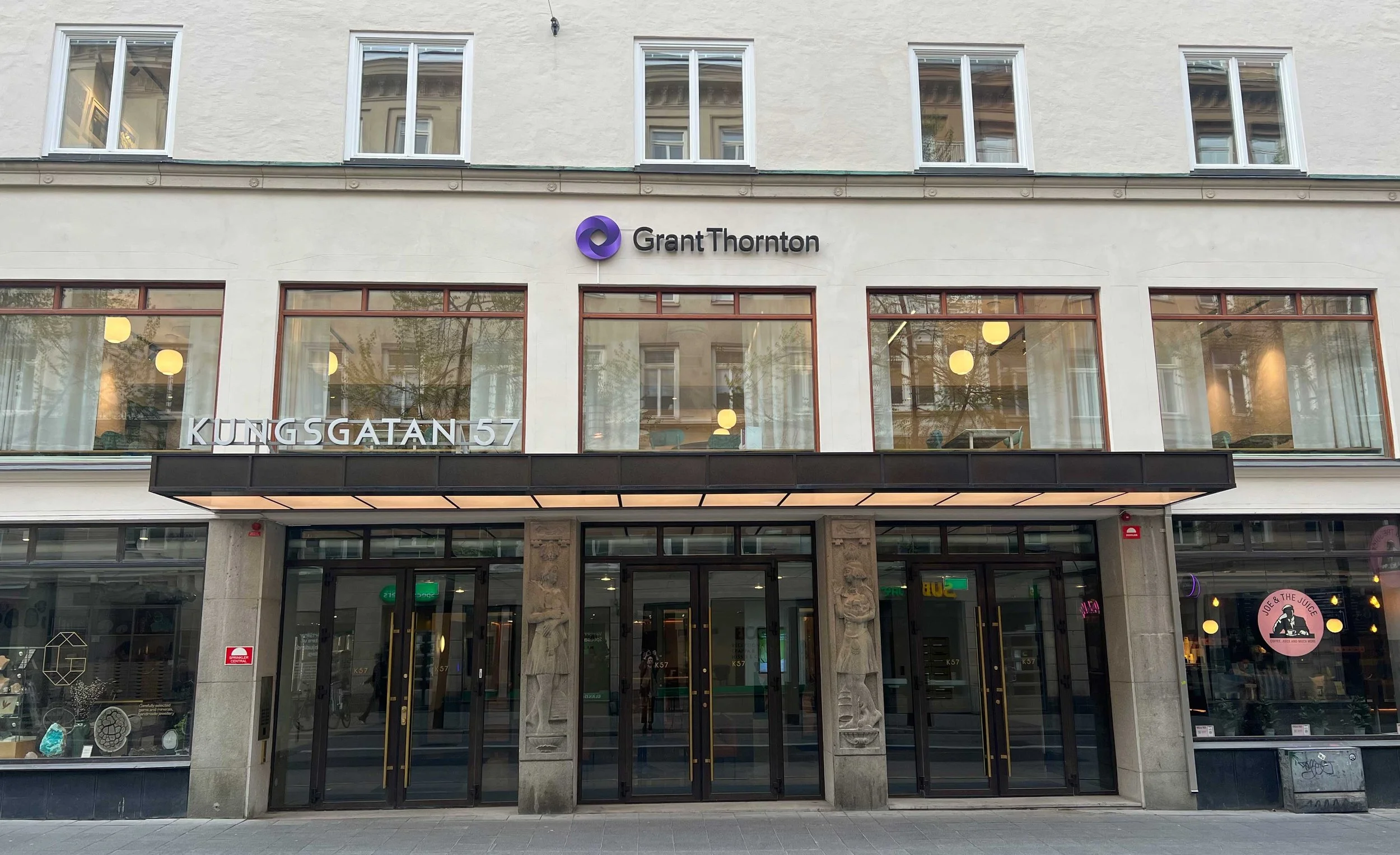 Grant-Thornton - Byggnaden från utsidan - Grant Thornton skylt på vägg - guldiga detaljer på dörr.jpg