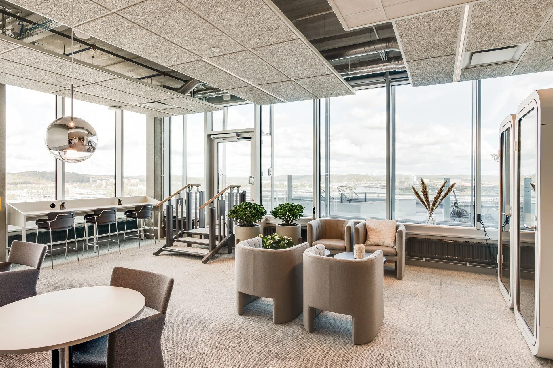Arena Platinan - Loungeområde - möbler och interiör i beige.jpg