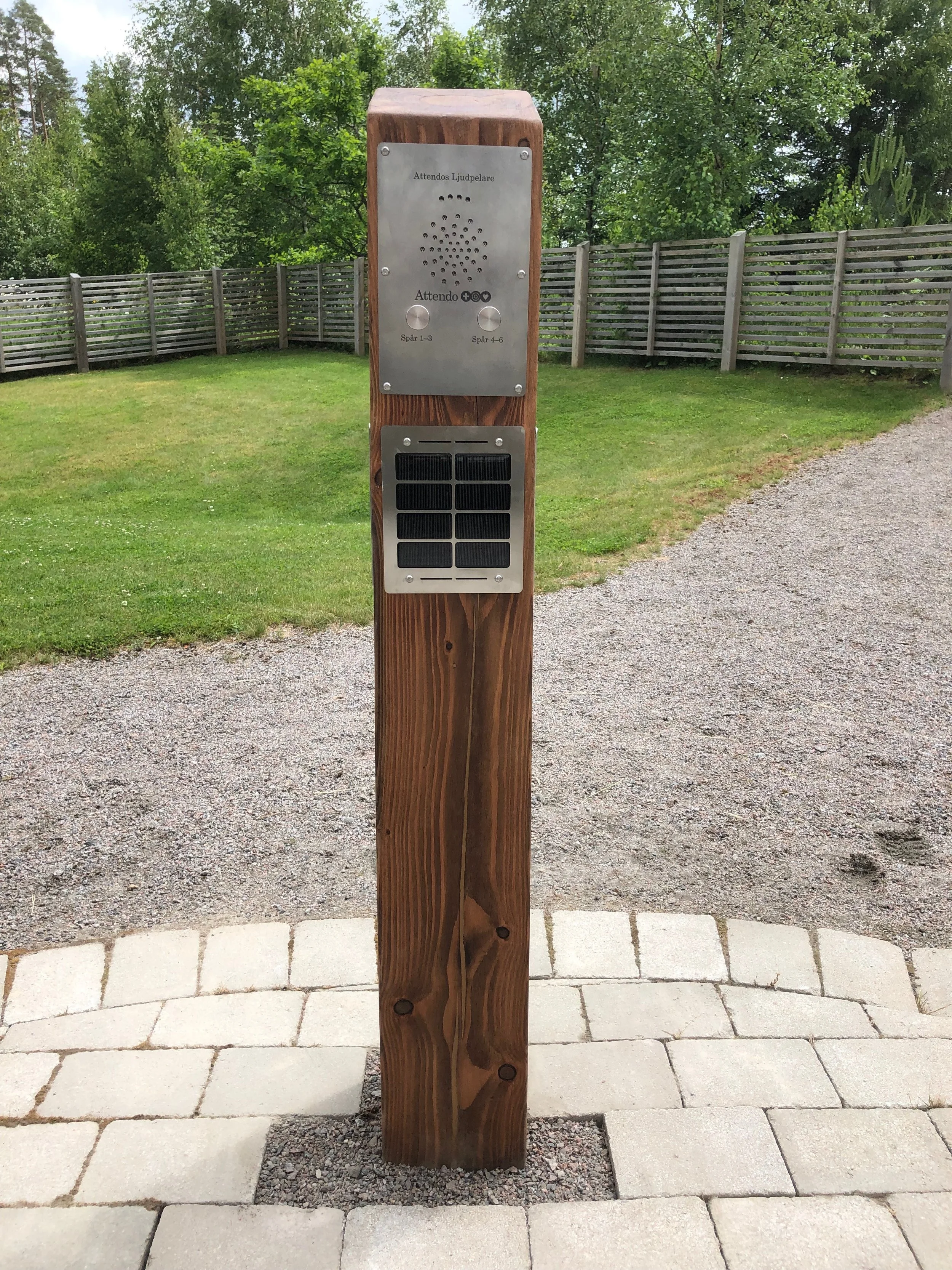 Audio Solar Post utomhushögtalare Attendo i en park.JPG
