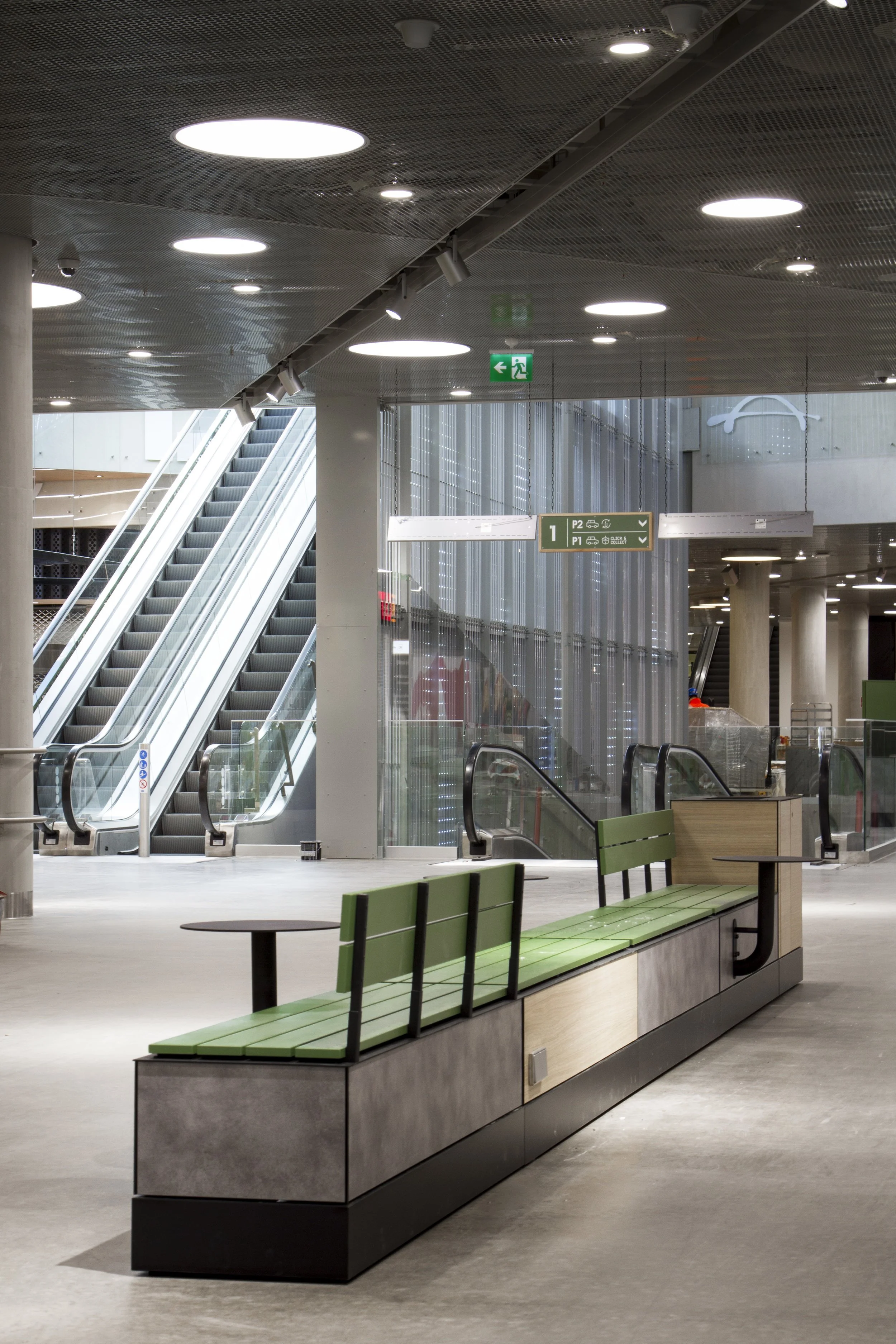 Easton Helsinki - Rulltrappor - gröna bänkar -betong.jpeg