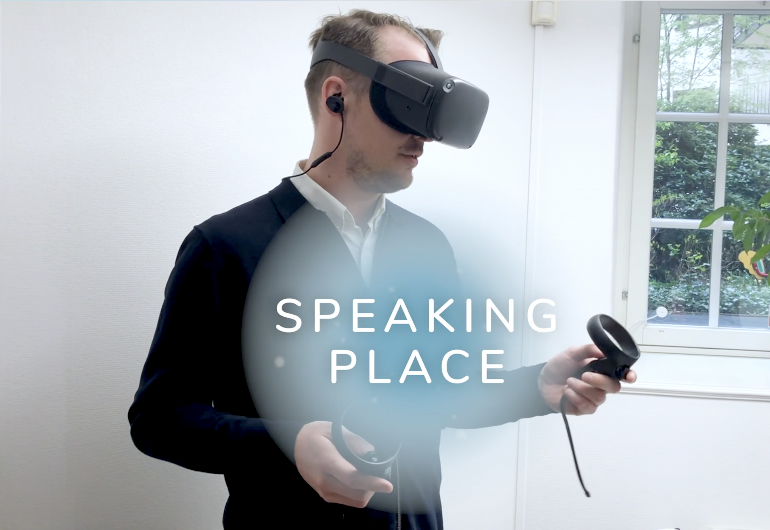 Speaking place - Man som använder VRglasögon.png