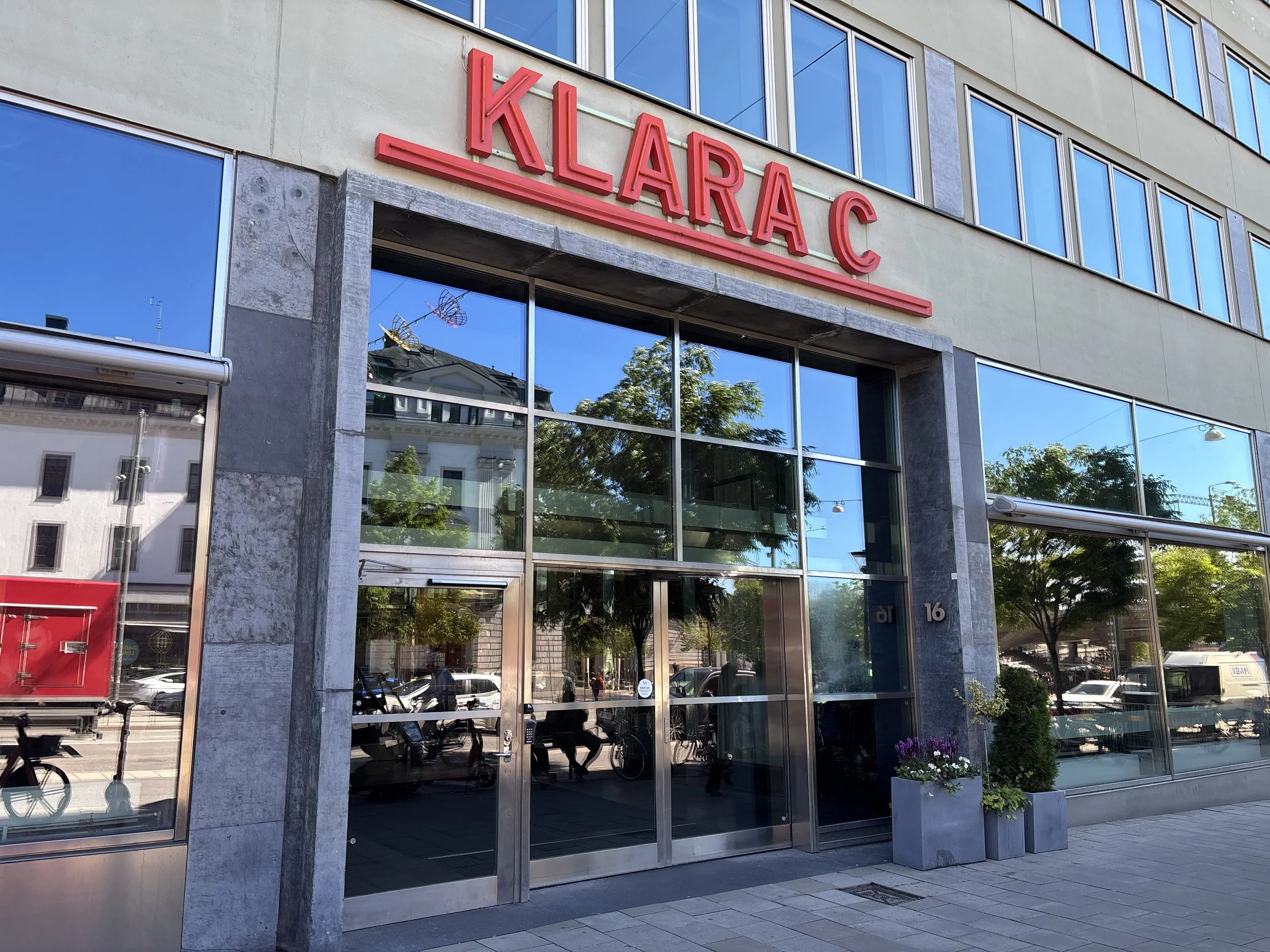 Klara C - Huvudentre, Klara C skylt i rött, glasdörrar.JPG