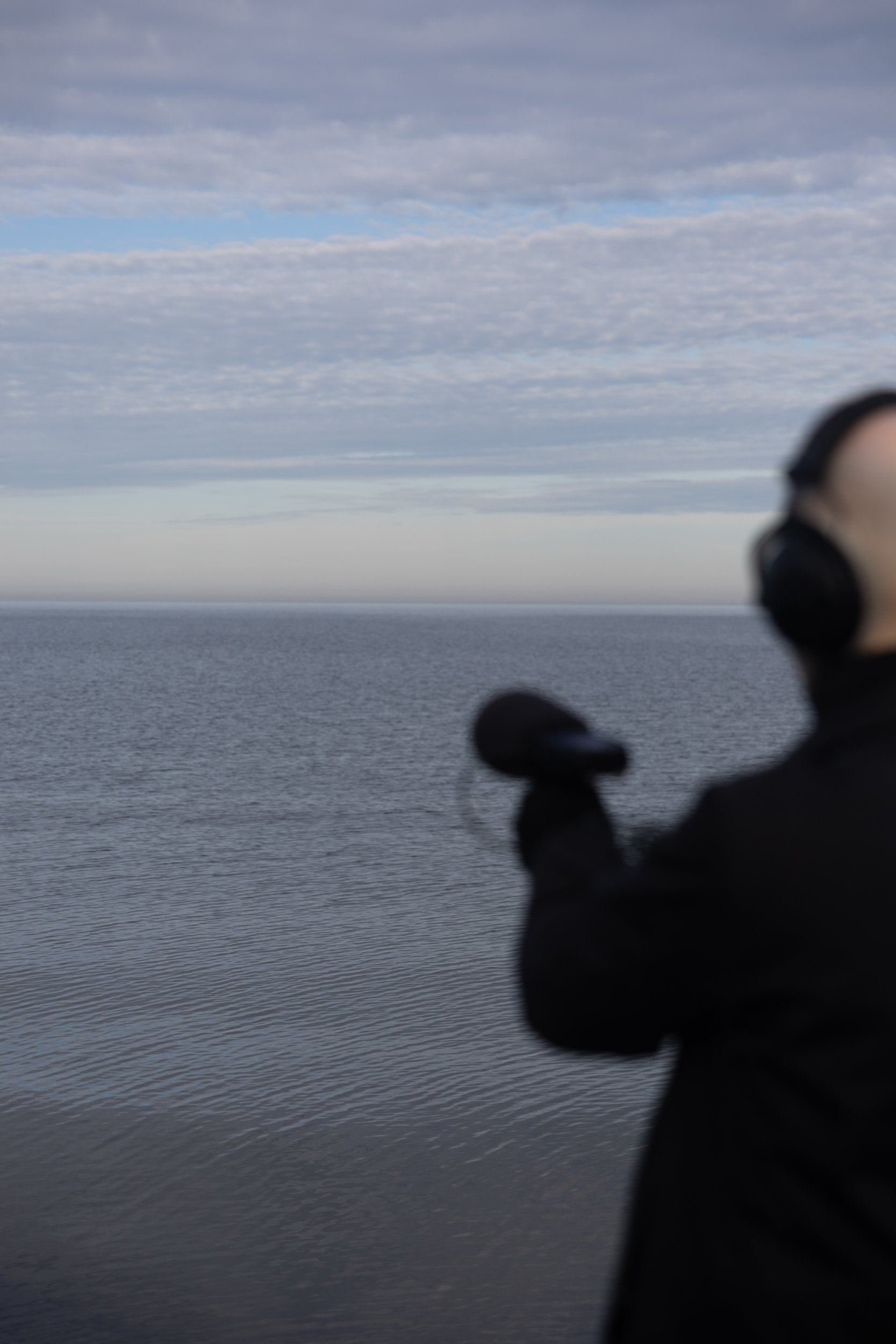 Varberg Kusthotell - Man med hörlurar och mikrofon - horisont vid havet.jpg