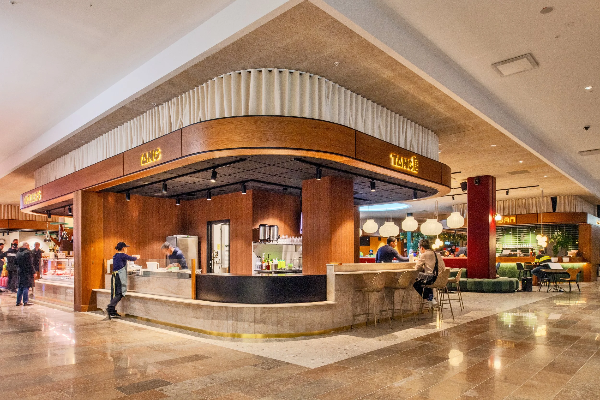 Kronprinsen - foodcourt - stengolv-gröna soffor.jpg