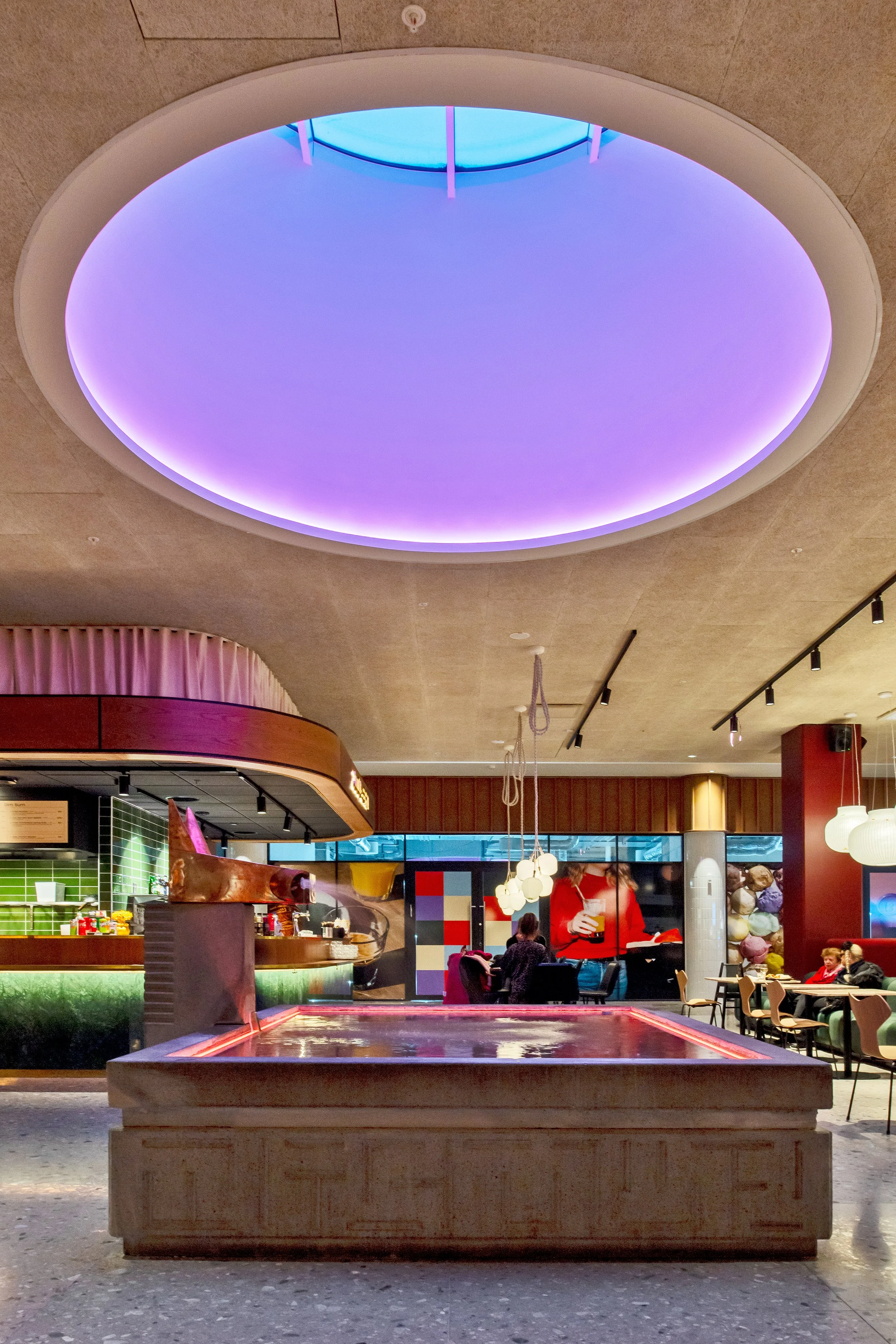 Kronprinsen - foodcourt, runt fönster i taket, lila sken.jpg