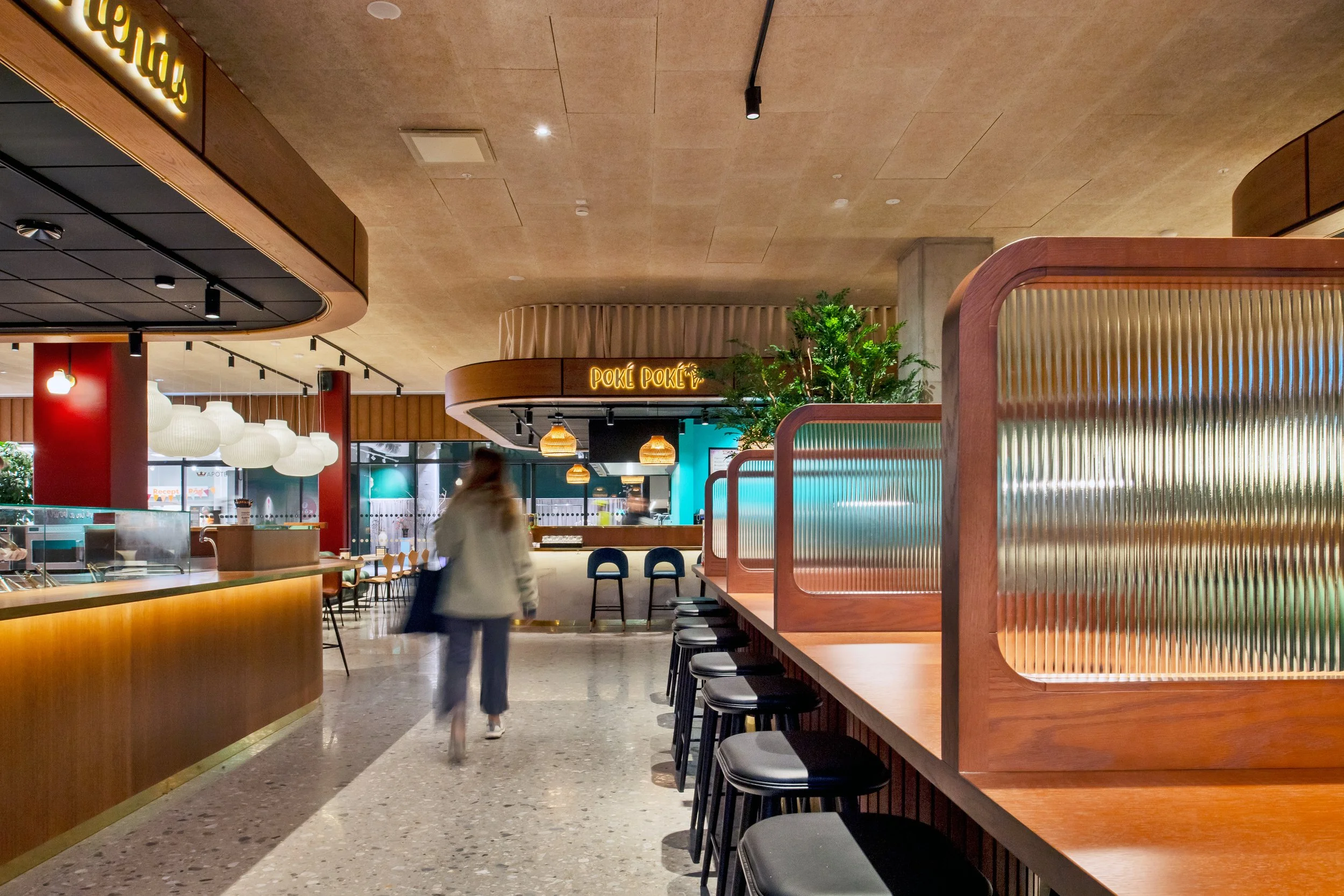 Kronprinsen - foodcourt,kvinnas rygg, brun interiör.jpg