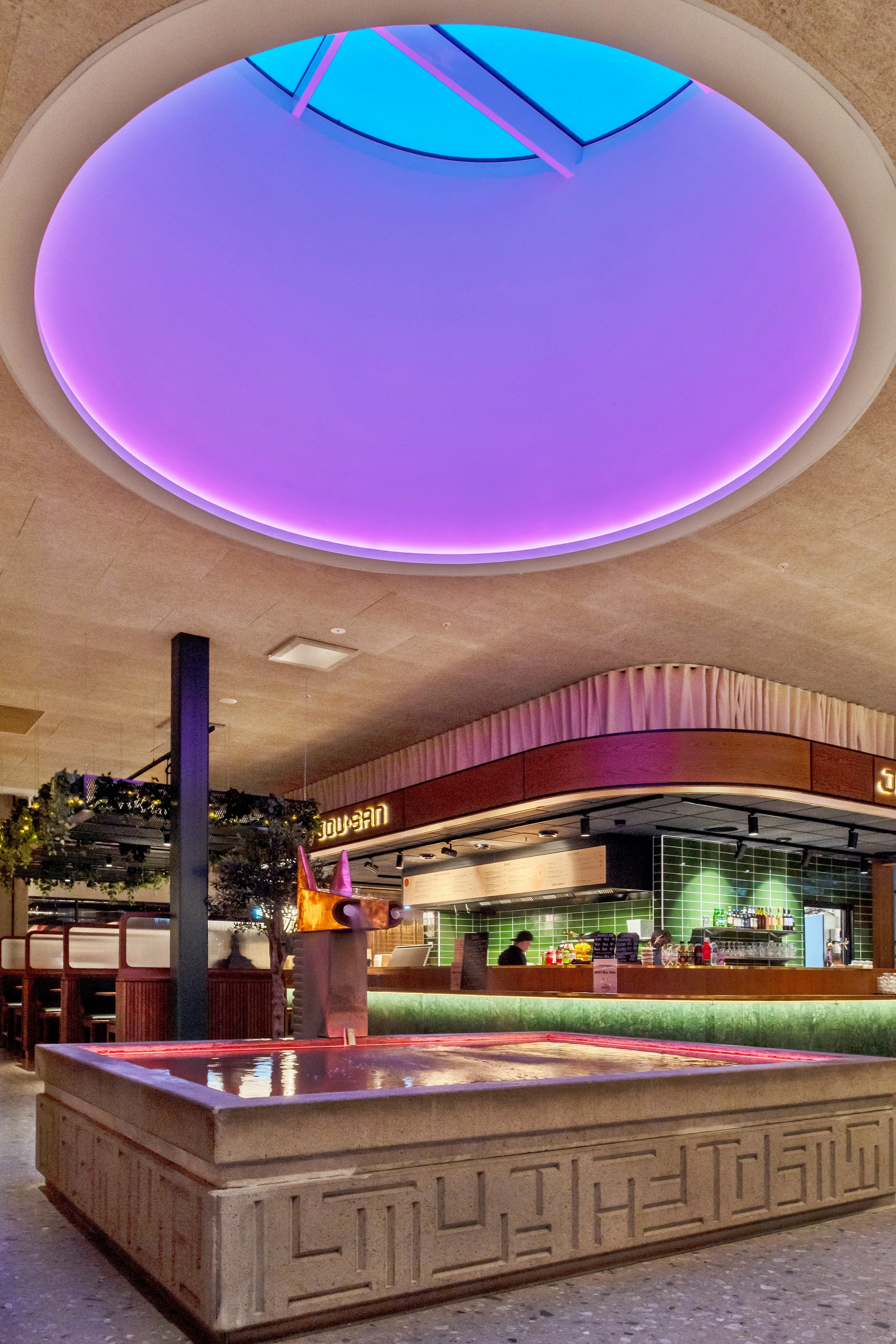 Kronprinsen - foodcourt,runt fönster i taket, lila lampor.jpg