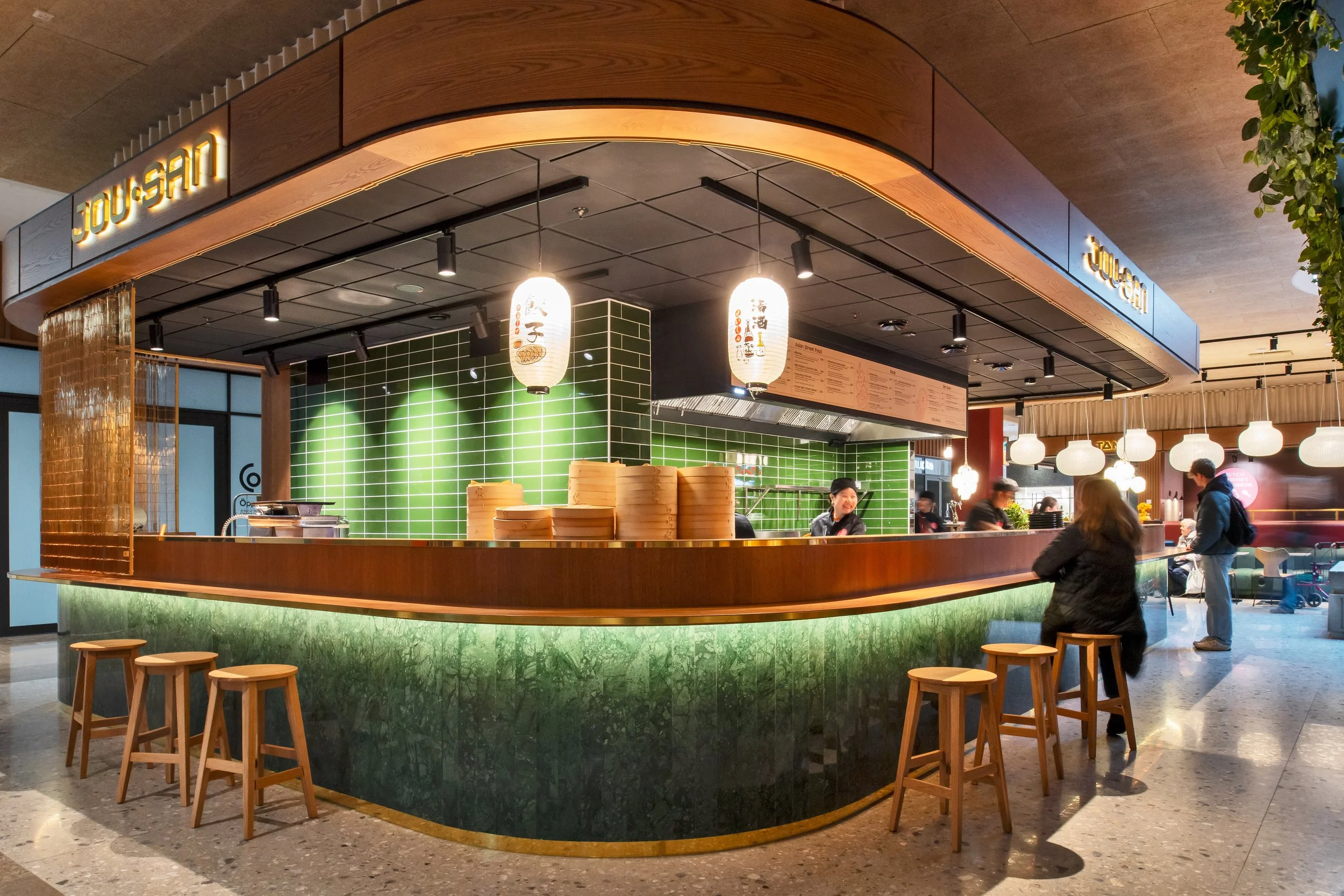 Kronprinsen - foodvourt -grön interiör-lampor,restaurang.jpg