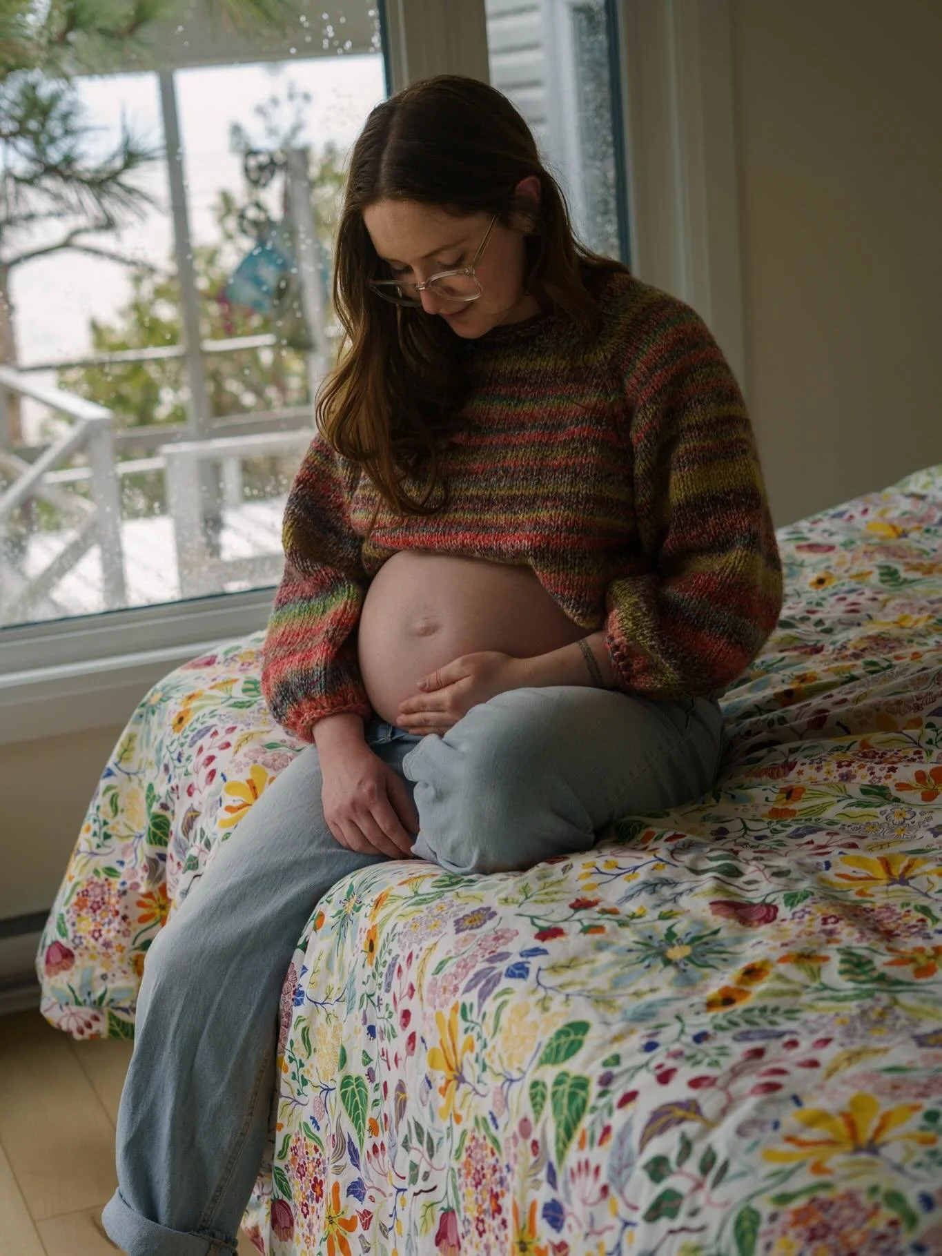 Sweetest maternity shoot for the sweetest friends💛

There is something so special about getting to take pictures of your dear friends in the comfort of their home. It&rsquo;s intimate and homey and natural, and I am so grateful for Q &amp; Alex for 