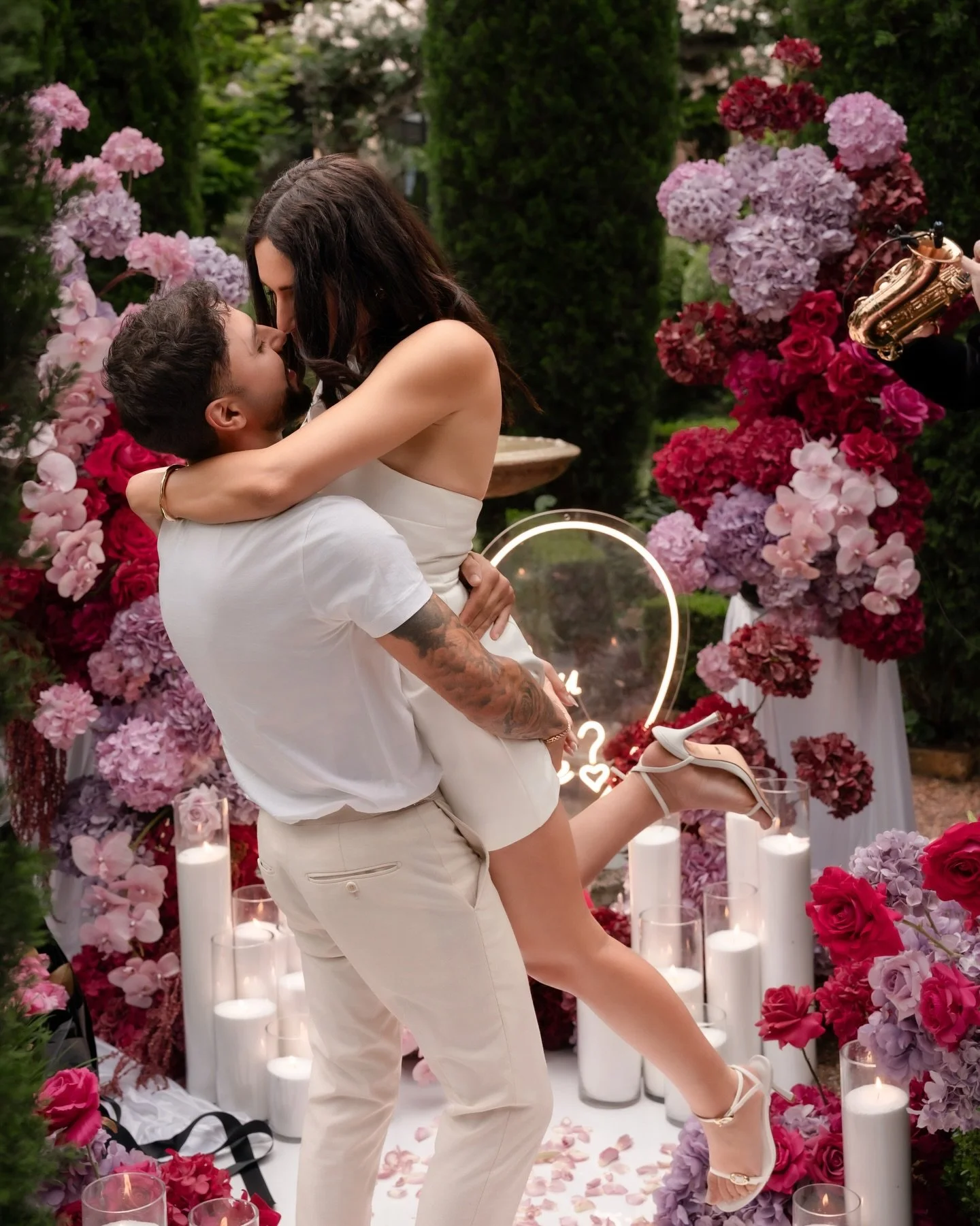 Anthony &amp; Chirine 🤍✨

Anthony took a deep breath, fully aware of the meaning of the moment. He looked at Chirine with affection and admiration, thinking of the many moments they had shared and the future they hoped to build together.